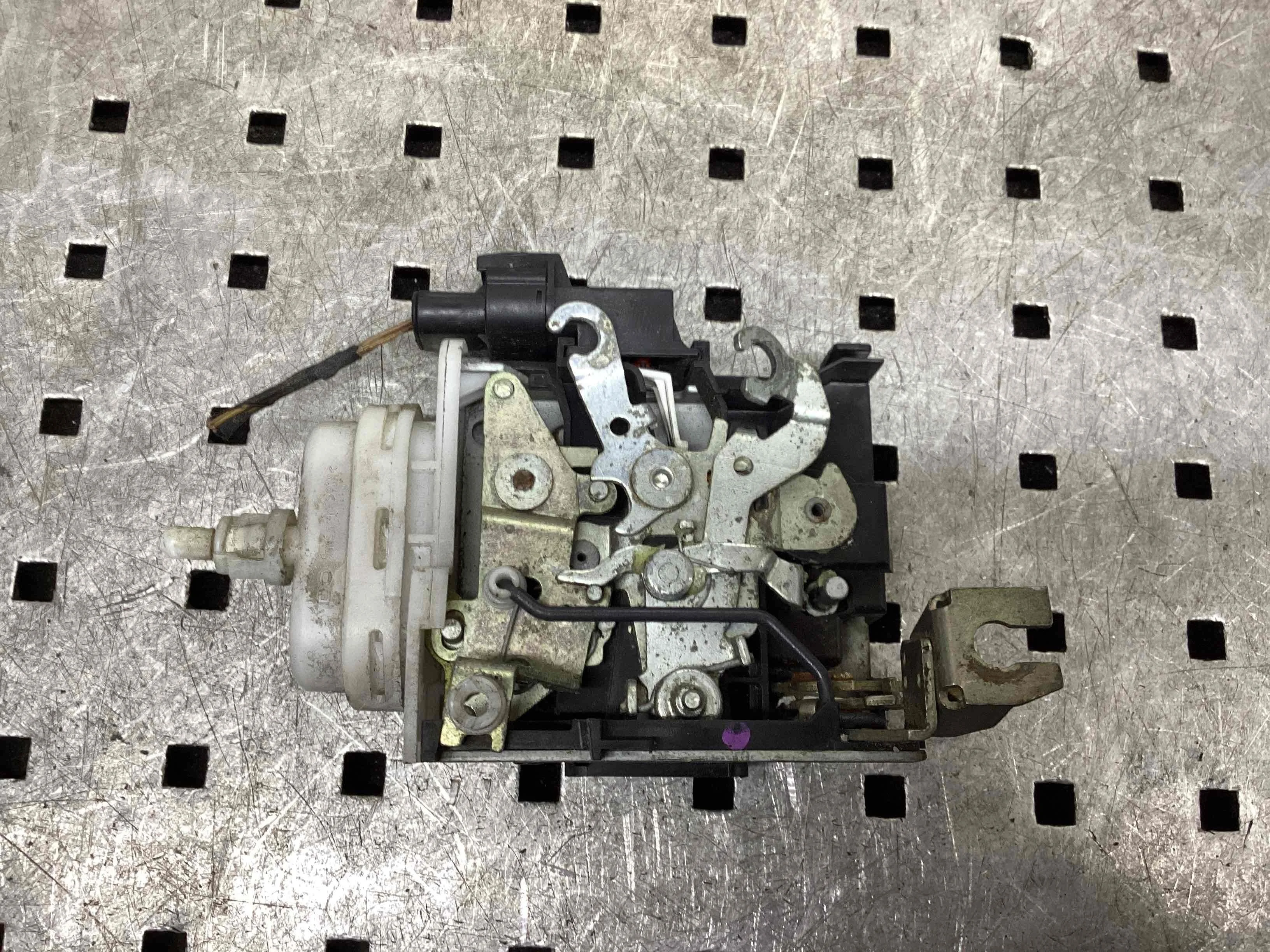 Замок двери передней левой Audi A4 A4 B5 (8D) 1994-1999 1998 1,9 Дизель МКПП Седан.