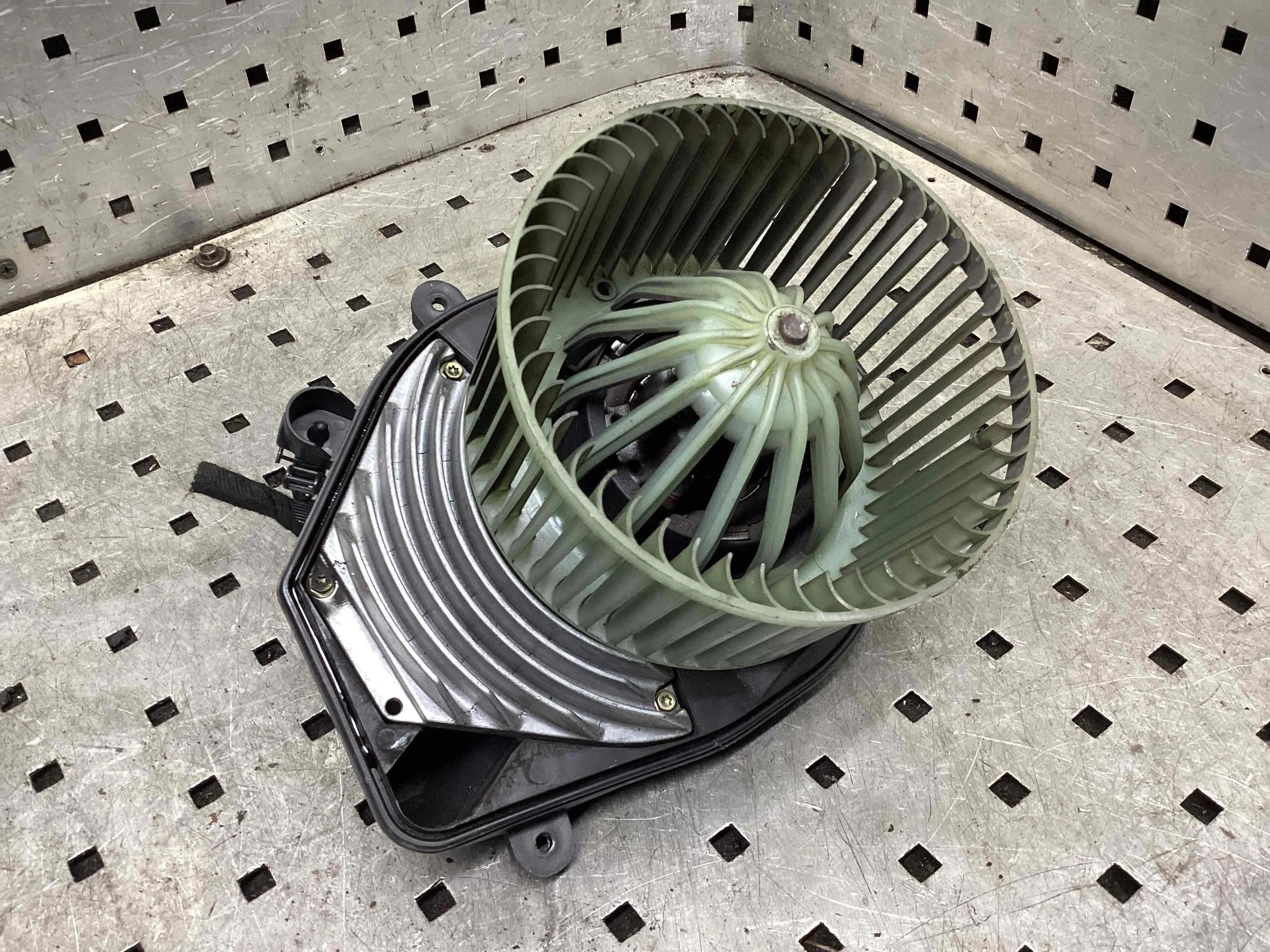 Моторчик печки Volkswagen Passat Passat B5 (3B) 1996-2000 1999 1,9 Дизель МКПП Седан.