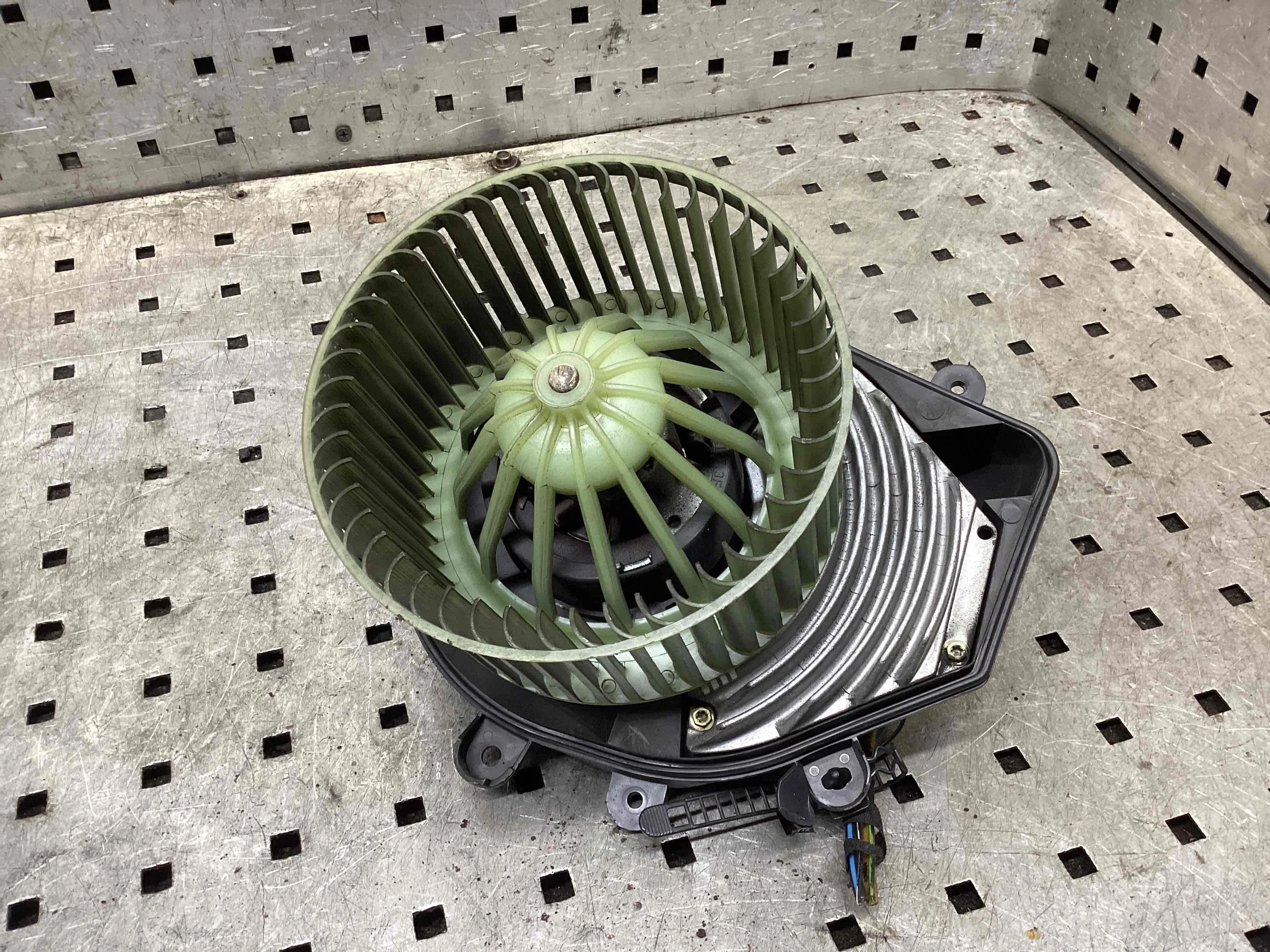 Моторчик печки Volkswagen Passat Passat B5 (3B) 1996-2000 1998 1,6 Бензин МКПП Седан.