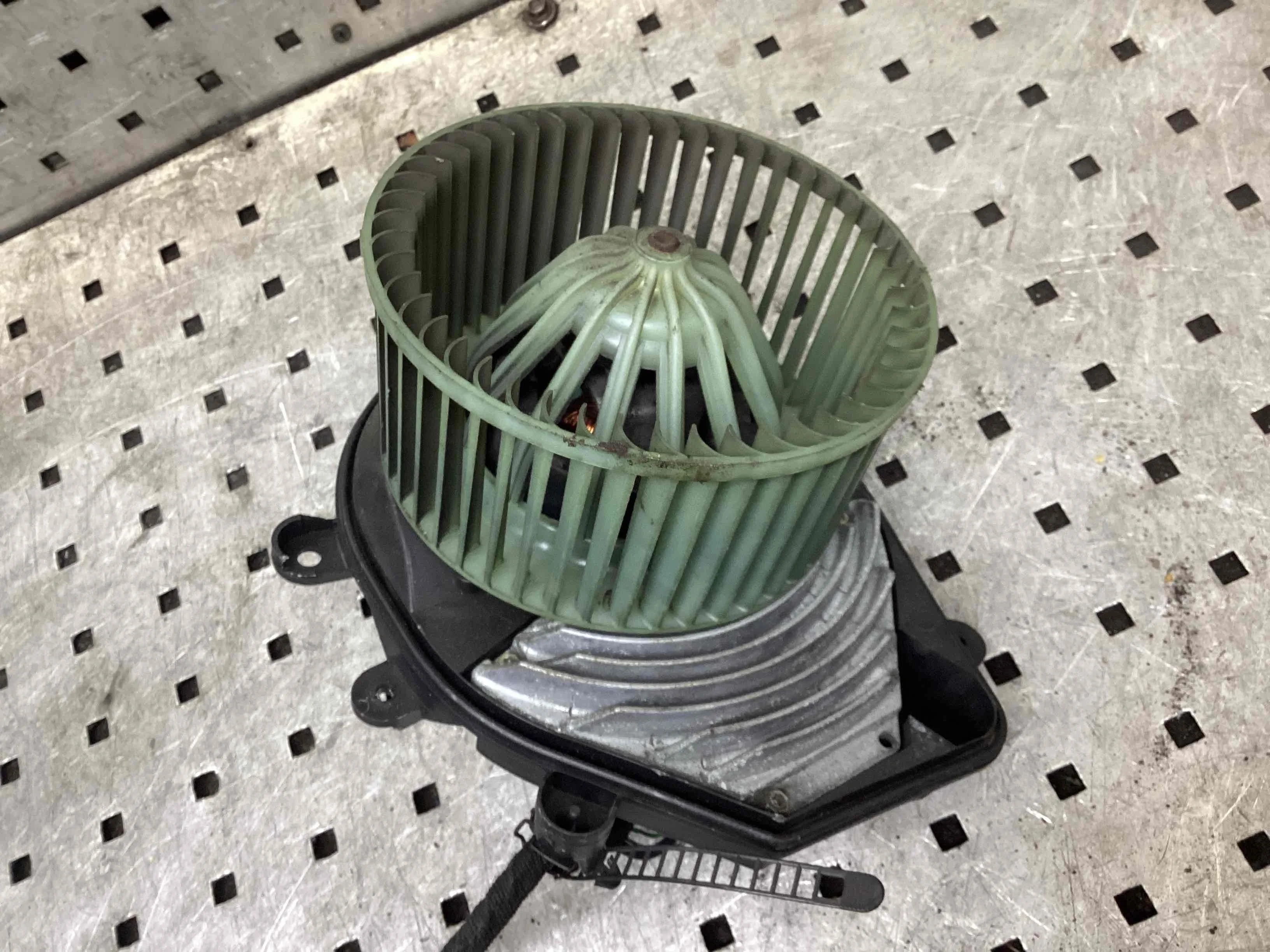 Моторчик печки Volkswagen Passat Passat B5+ (3B) 2000-2005 рестайлинг 2001 1,9 Дизель МКПП Седан.