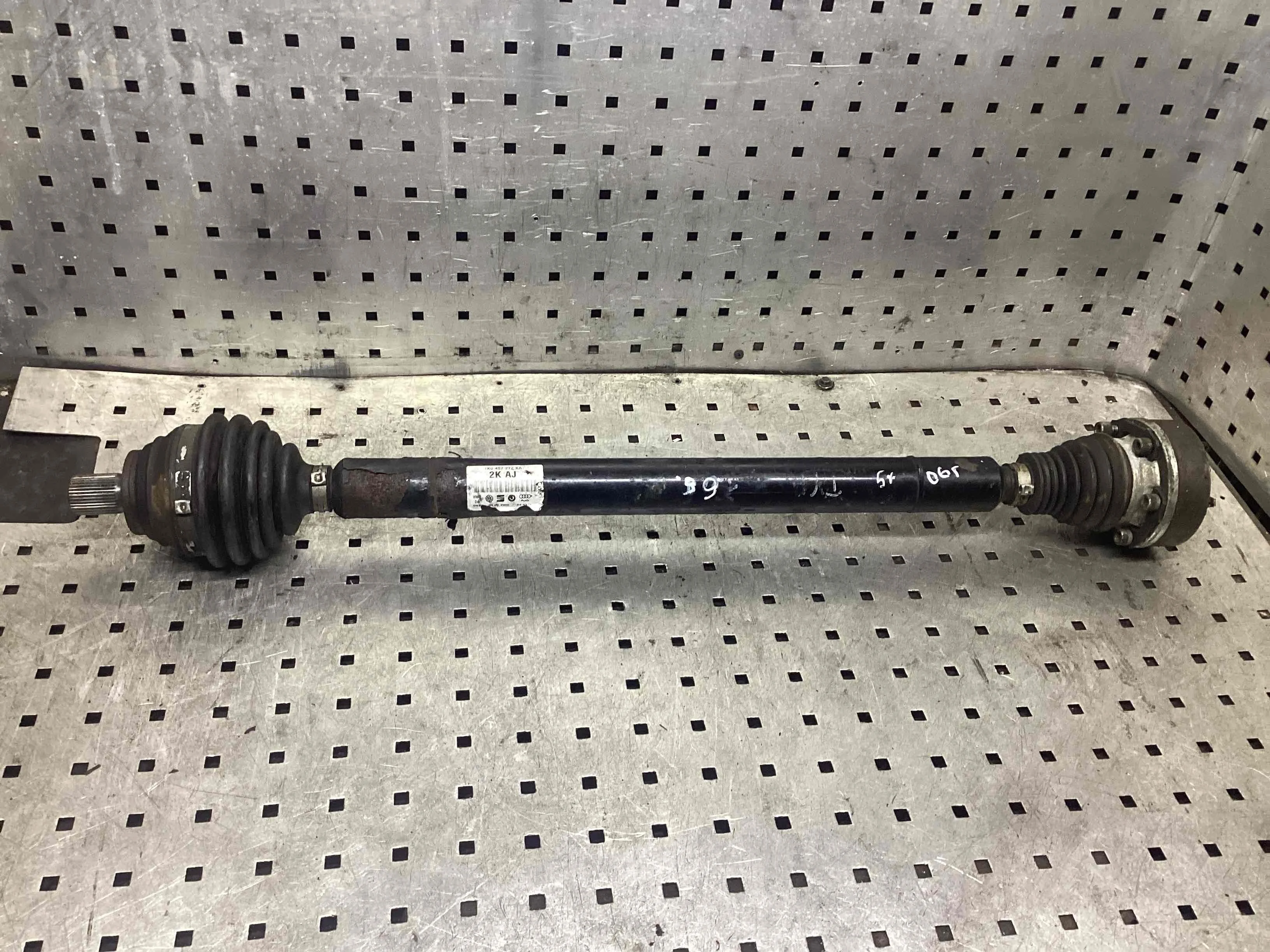 Полуось передняя правая (приводной вал, ШРУС) Volkswagen Touran Touran I (1T) 2003-2006 2006 1,6 Бензин МКПП 5ст.