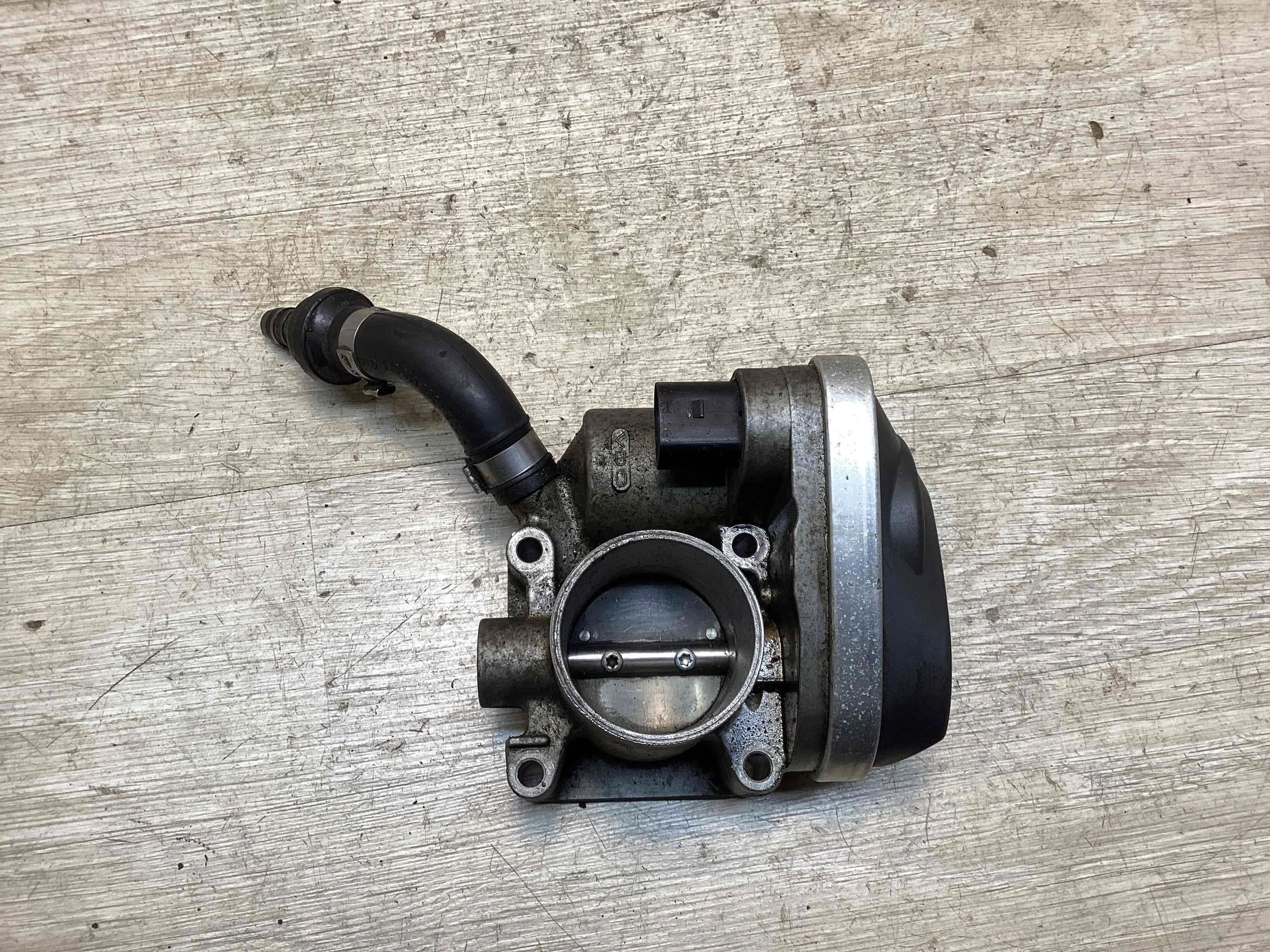 Заслонка дроссельная Volkswagen Golf Golf IV (1J) 1997-2004 2000 1,4 Бензин