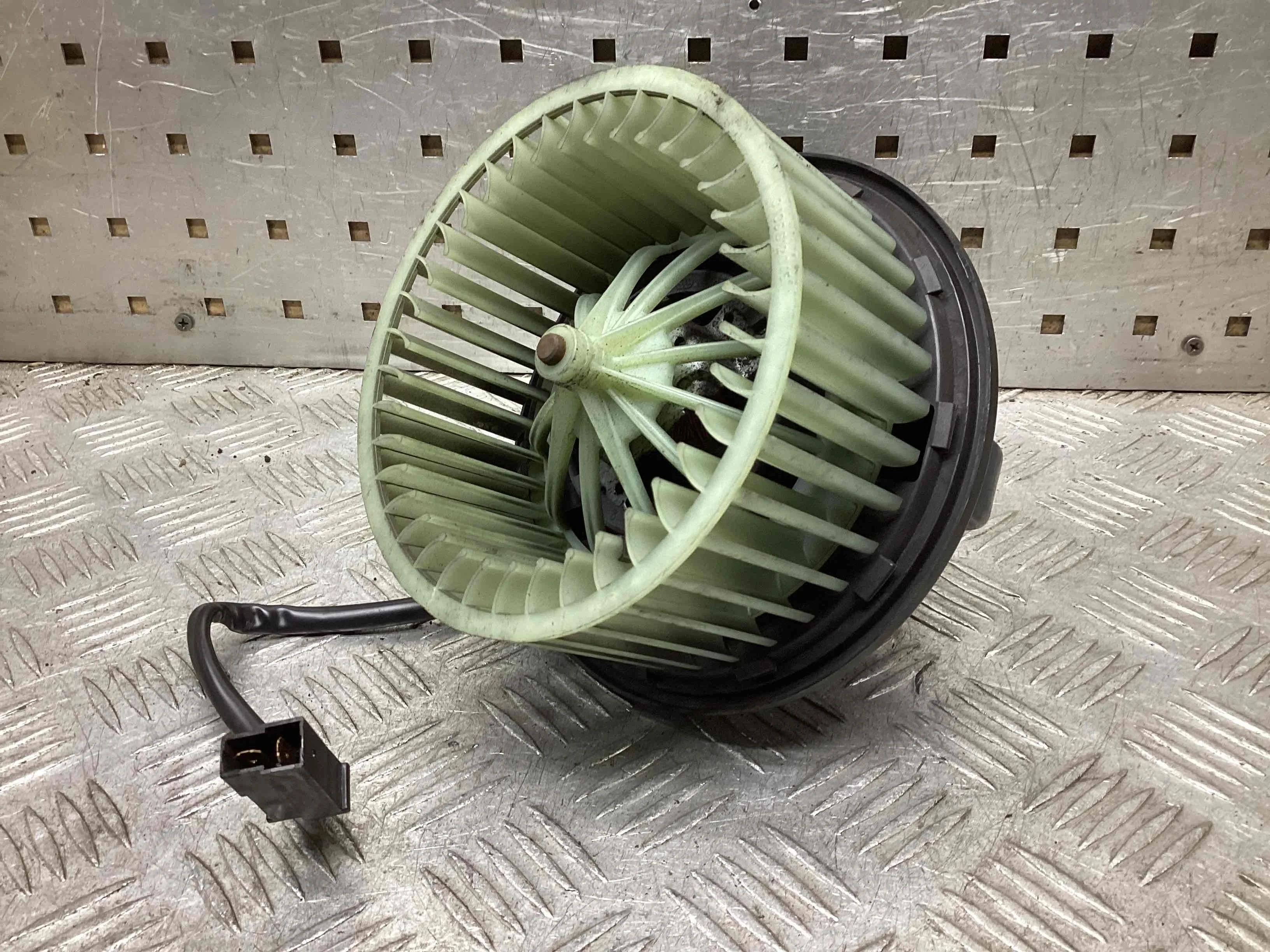 Моторчик печки Audi 80 80 B4 (8C) 1991-1995 1994 2,0 Бензин МКПП 5ст. Седан.