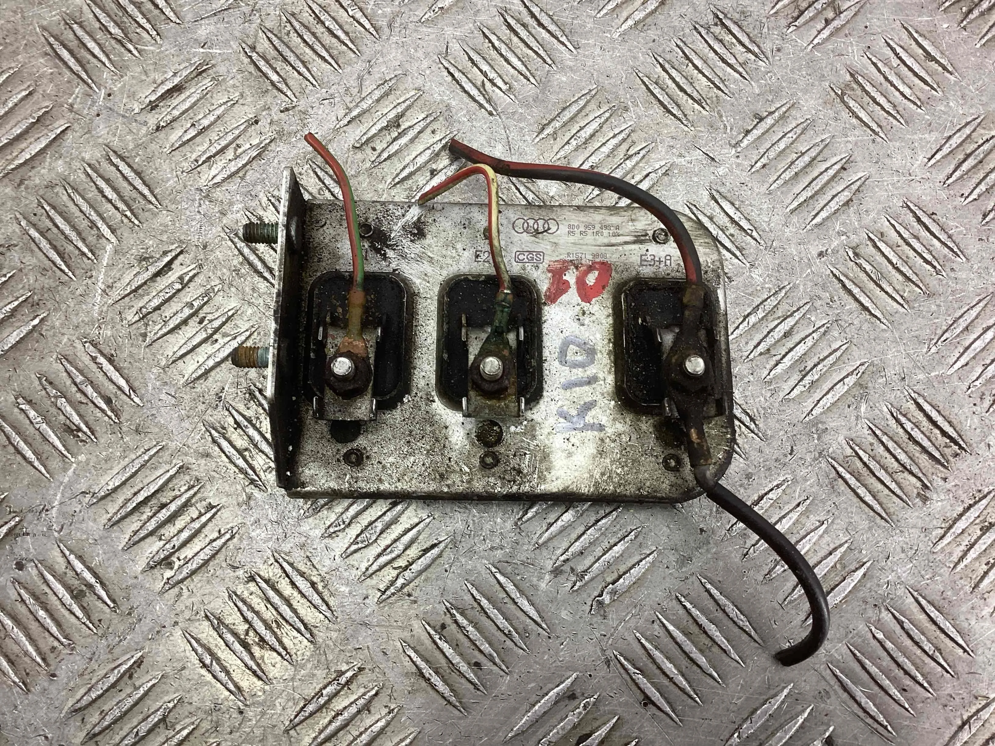 Реле вентилятора Audi A8 A8 D2 (4D) 1994-2002 1997 2,5 Дизель АКПП Седан.