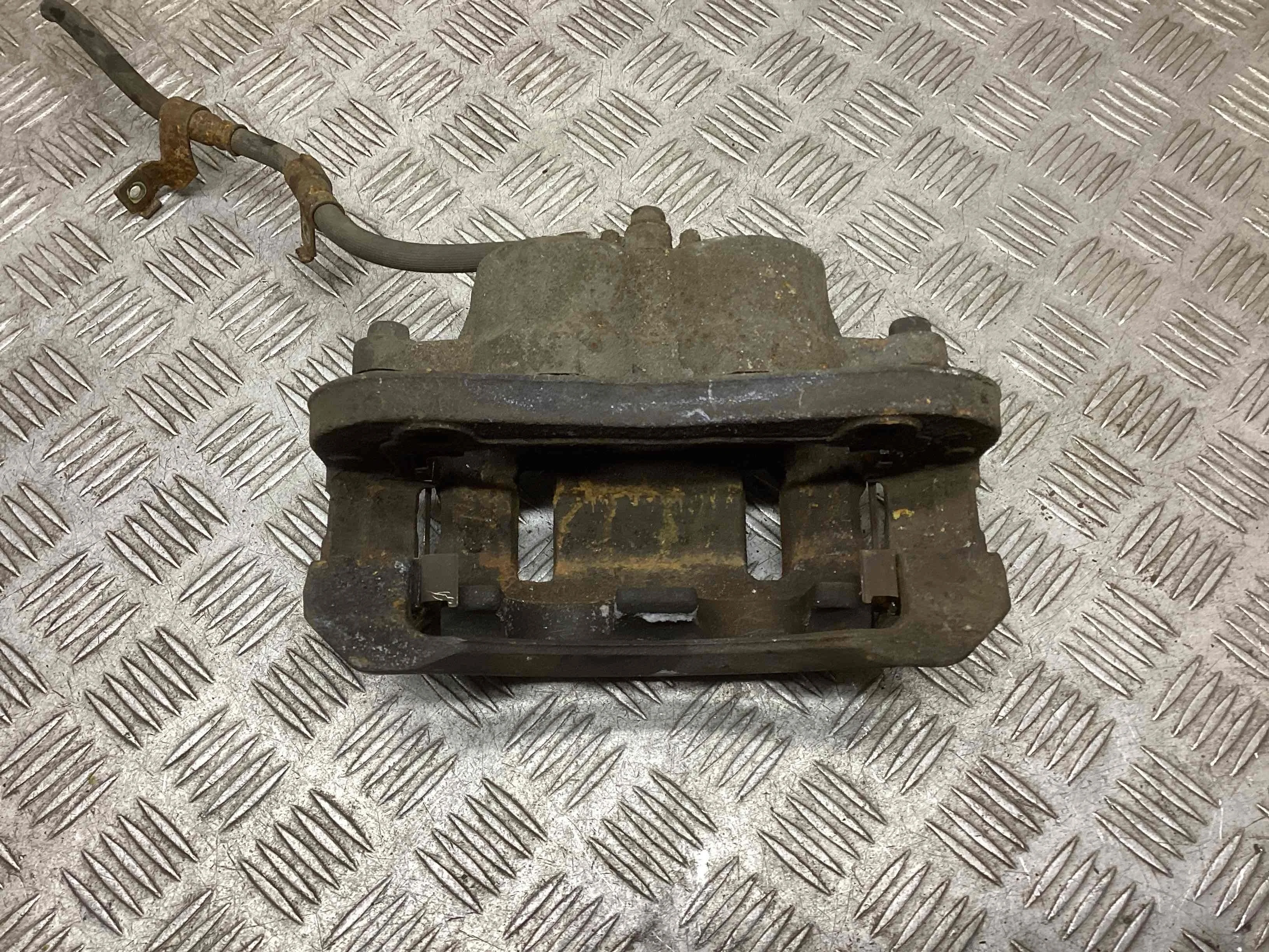 Суппорт передний правый Kia Carnival Carnival II (VQ) 2006-2014 2006 2,9 Дизель МКПП 5ст. Минивэн.