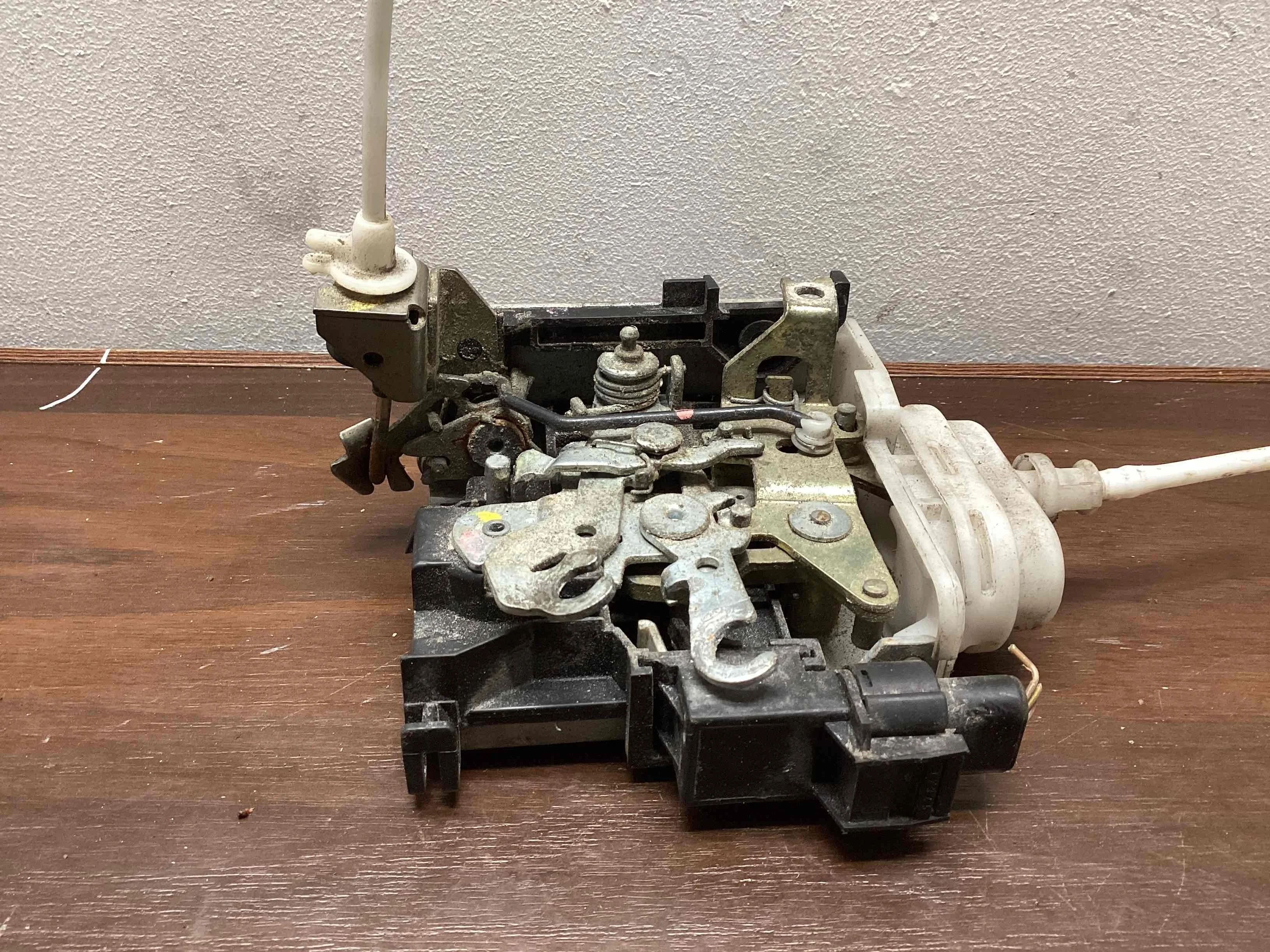 Замок двери передней левой Audi A4 A4 B5 (8D) 1994-1999 1998 1,9 Дизель МКПП 5ст. Седан.