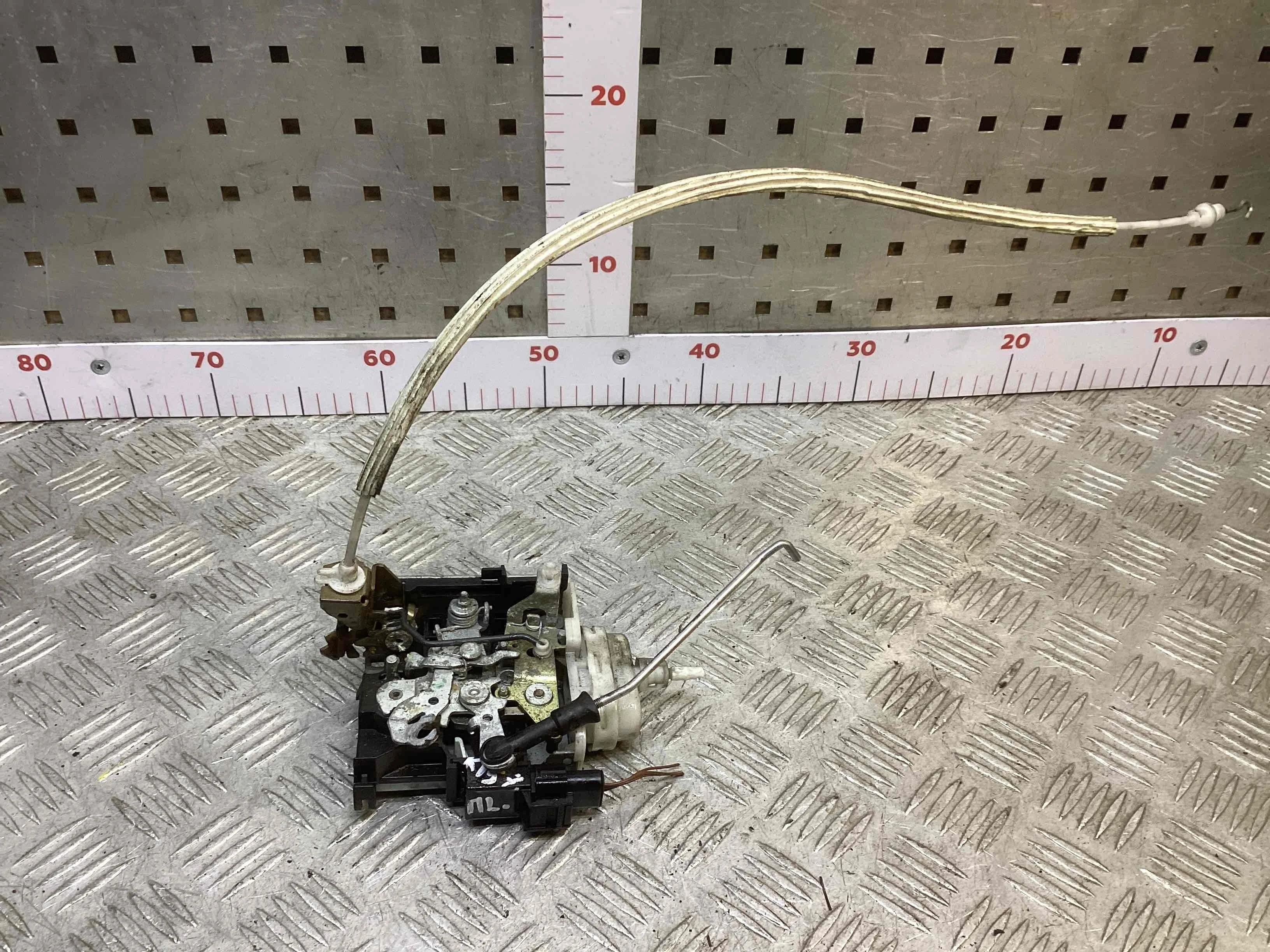 Замок двери передней левой Audi A4 A4 B5 (8D) 1994-1999 1999 1,9 Дизель МКПП 5ст. Универсал.