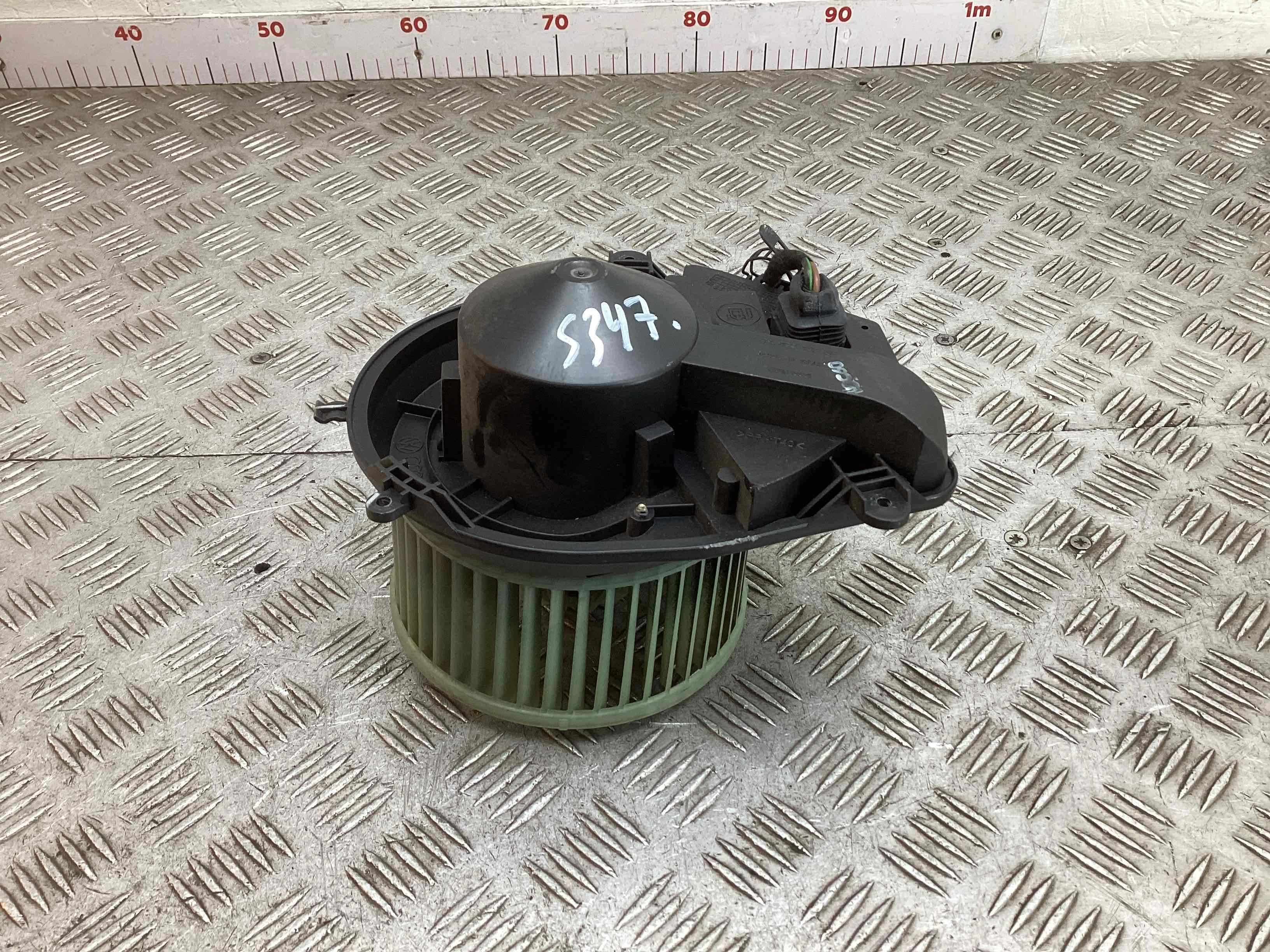 Моторчик печки Volkswagen Passat Passat B5+ (3B) 2000-2005 рестайлинг 2001 1,6 Бензин МКПП 5ст. Универсал.