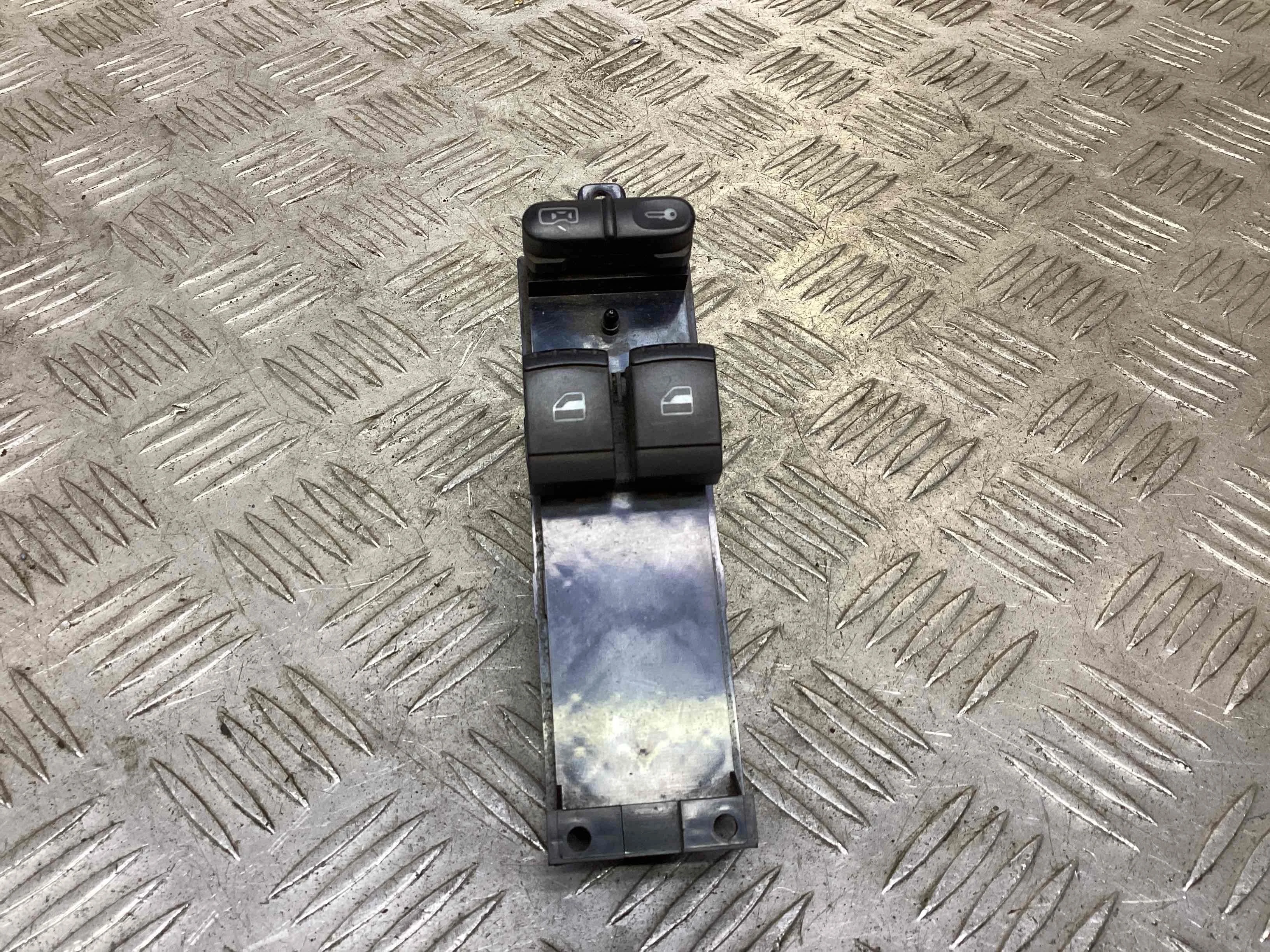 Блок управления стеклоподъемниками Volkswagen Passat Passat B5+ (3B) 2000-2005 рестайлинг 2004 1,9 Дизель АКПП Универсал.