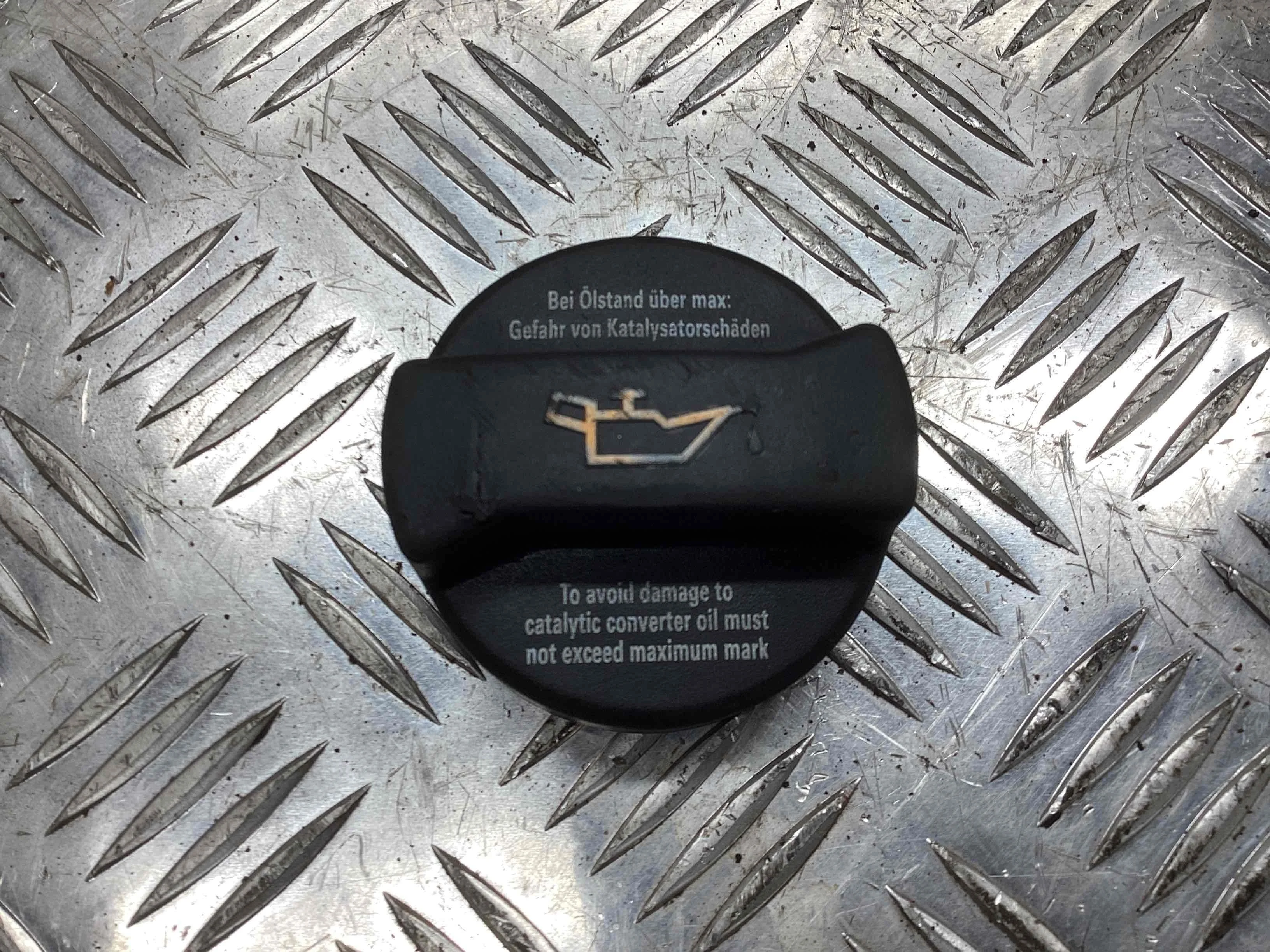 Пробка маслозаливная Volkswagen Golf Golf IV (1J) 1997-2004 2003 1,9 Дизель МКПП 5ст. Хэтчбек 5дв.