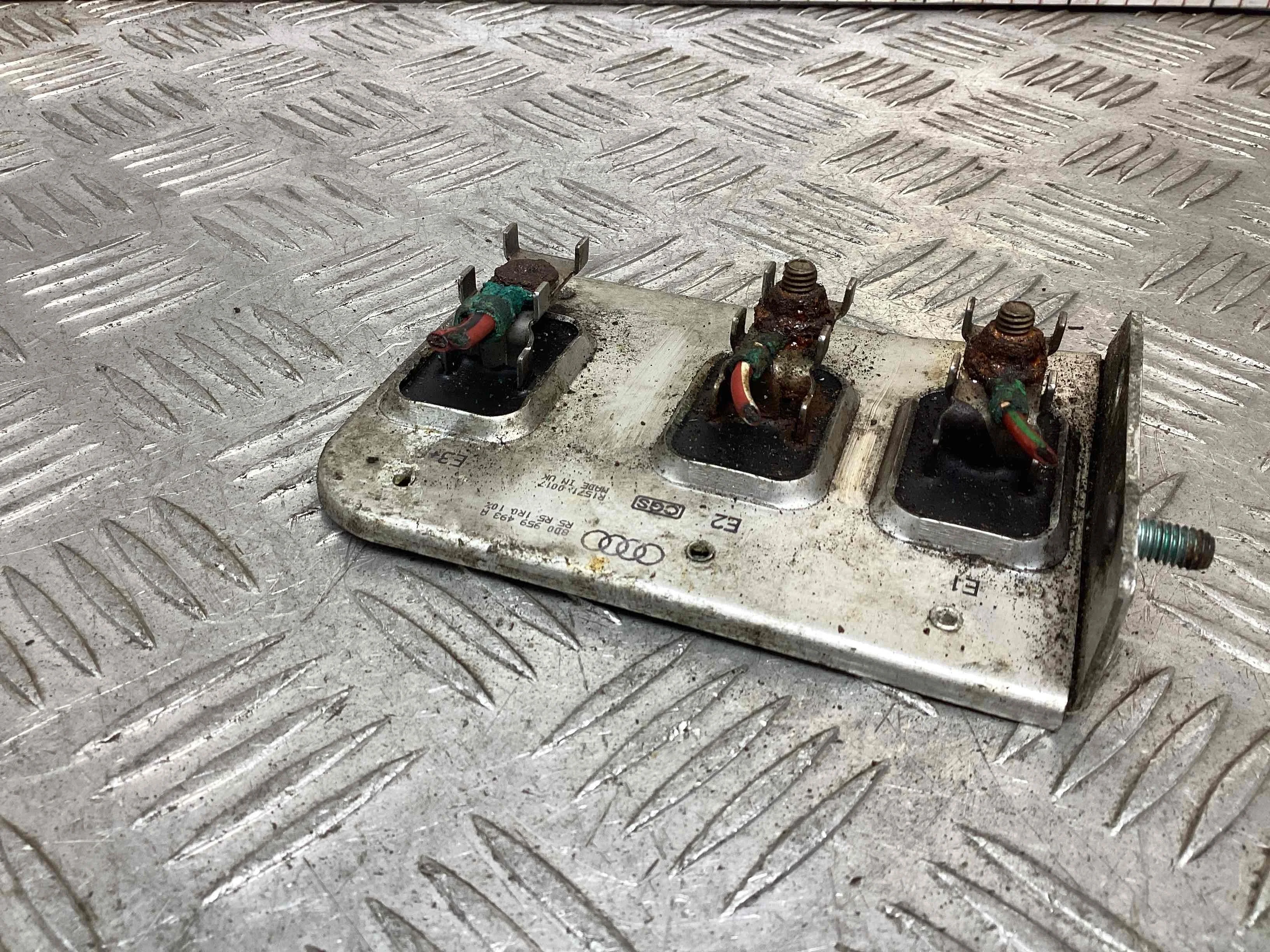 Сопротивление вентилятора охлаждения Volkswagen Passat Passat B5+ (3B) 2000-2005 рестайлинг 2001 1,9 Дизель МКПП Седан.