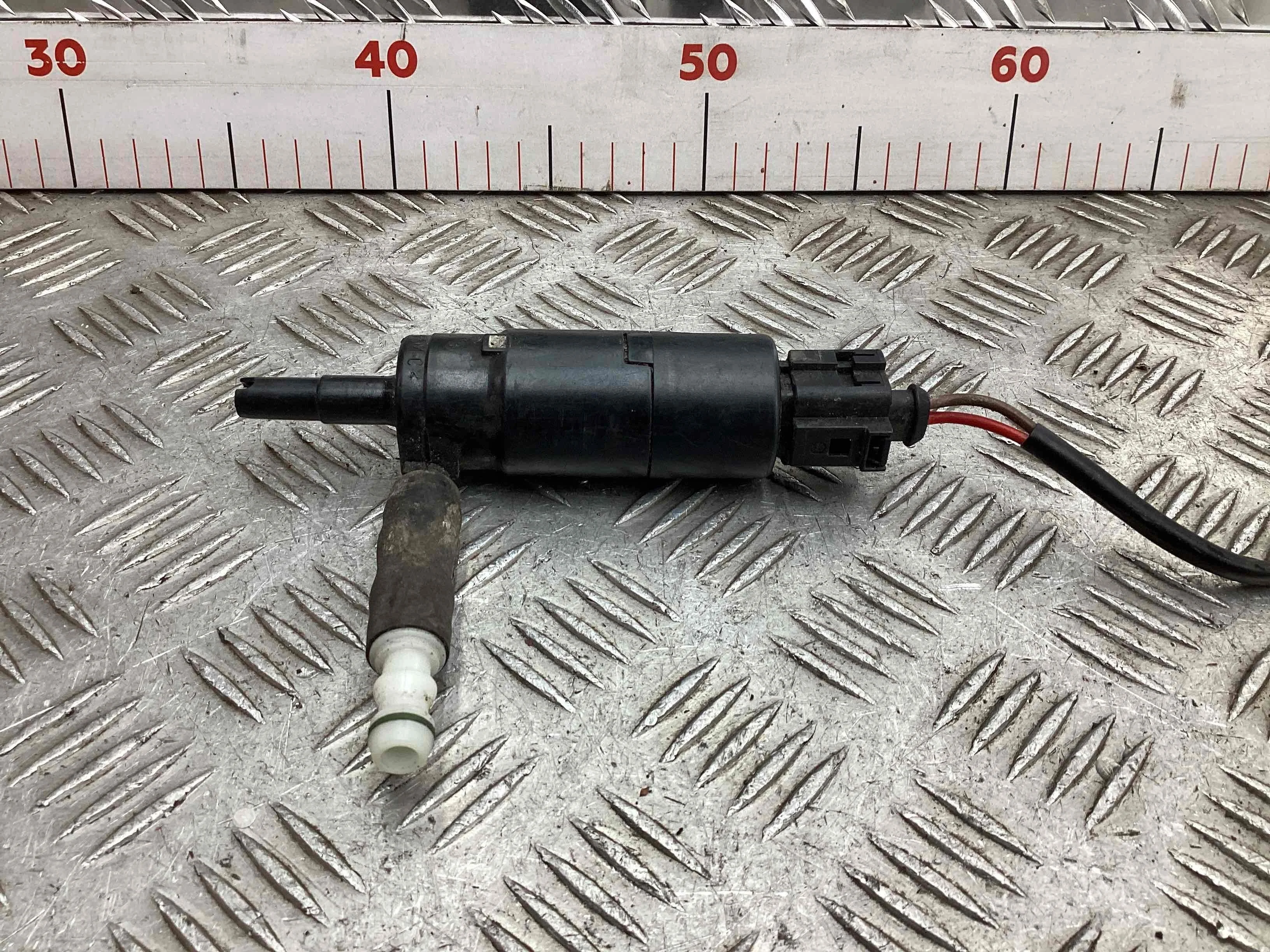 Насос (моторчик) омывателя фар Volkswagen Passat Passat B5+ (3B) 2000-2005 рестайлинг 2004