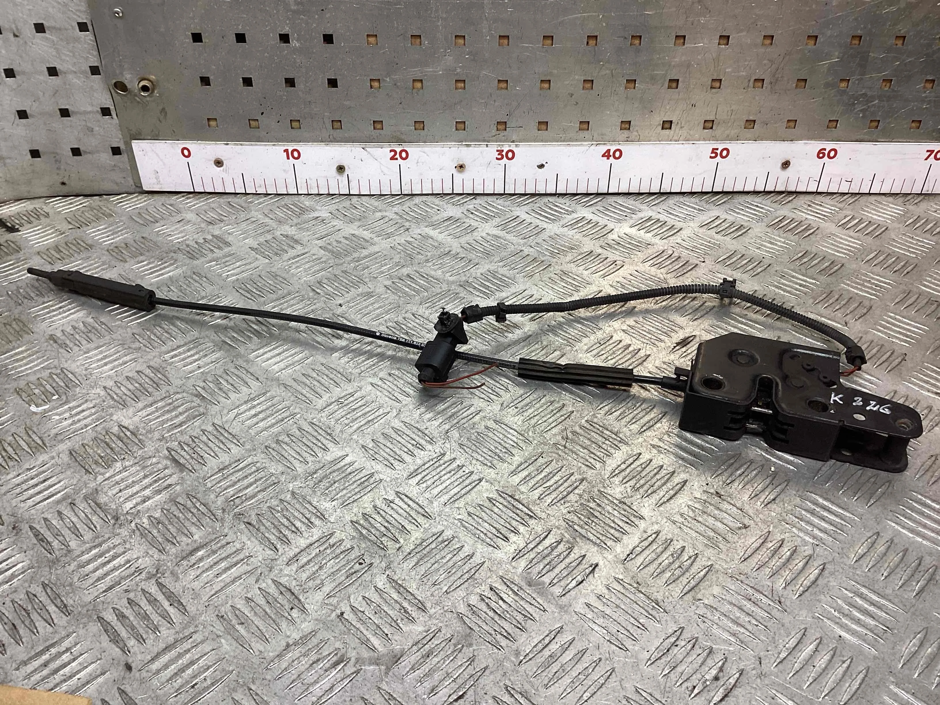 Замок капота Volkswagen Touran Touran I (1T) 2006-2010 рестайлинг 2006 1,9 Дизель МКПП 6ст. Минивэн.