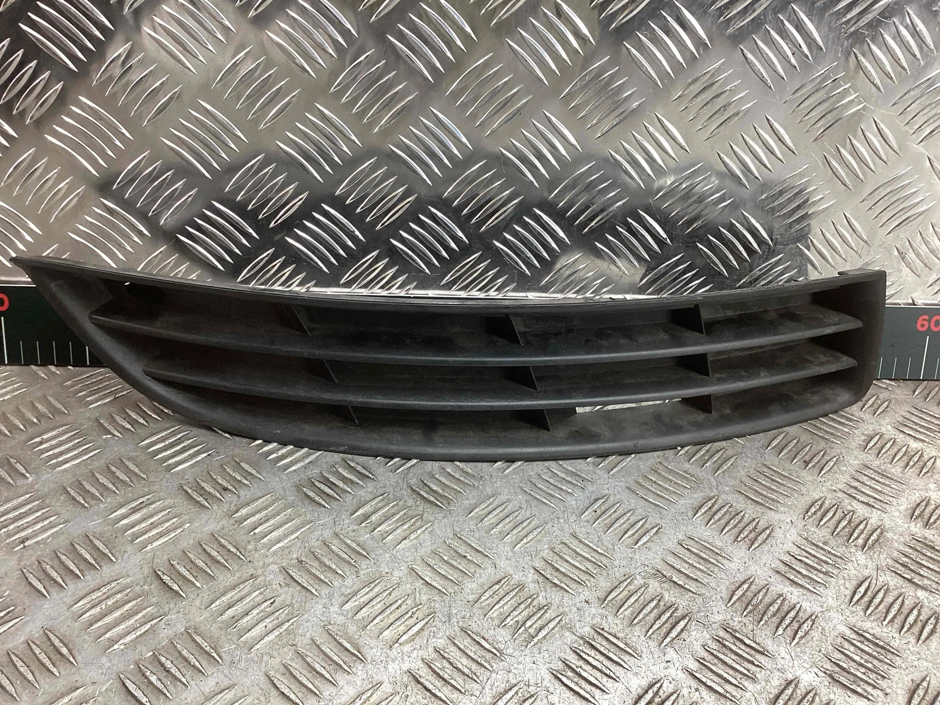 Заглушка (решетка) в бампер передний Volkswagen Passat Passat B6 (3C) 2005-2010 2006