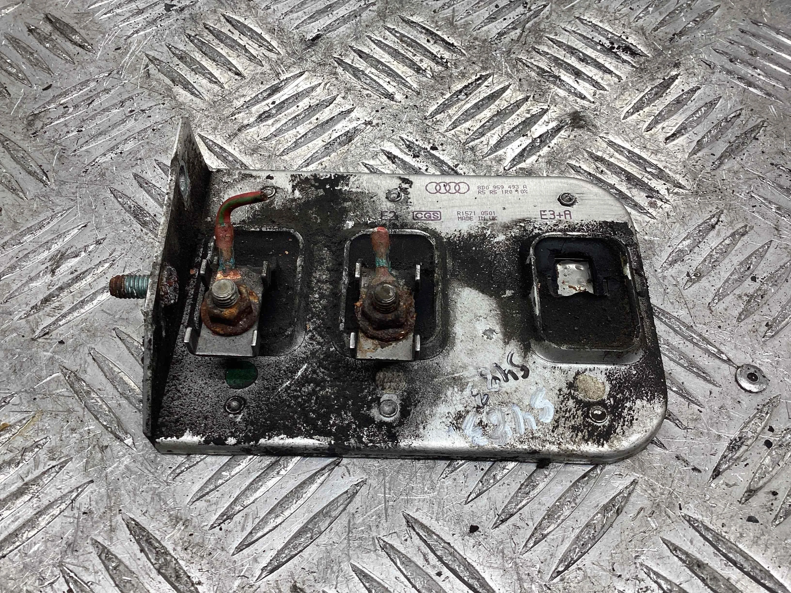 Реле вентилятора Volkswagen Passat Passat B5+ (3B) 2000-2005 рестайлинг 2001 1,9 Дизель МКПП 5ст. Универсал.