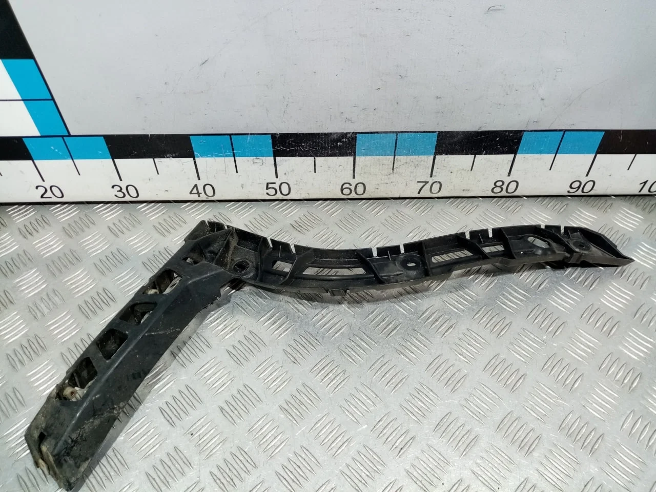 [Б/У] Направляющая заднего бампера левая [Код: 00609985 ]