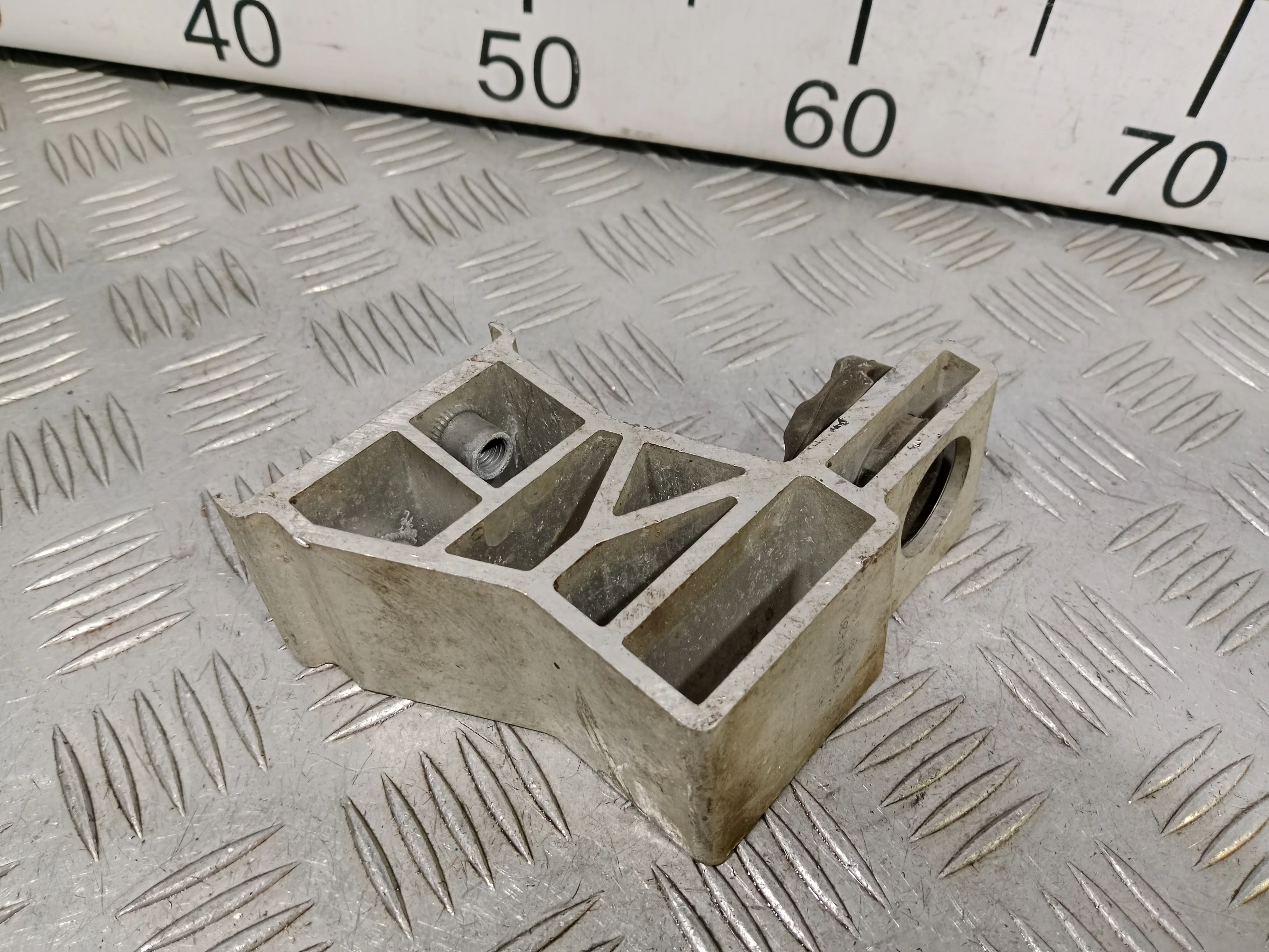 [Б/У] Кронштейн радиатора левый [Код: 00426717 ]