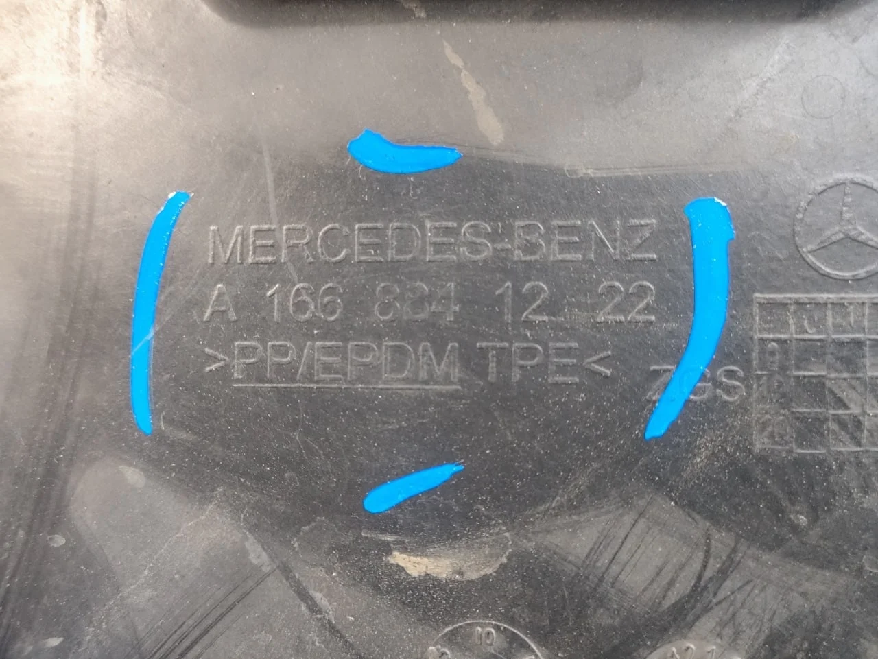 [Б/У] Подкрылок передний правый задняя часть [Код: 00611637 ]