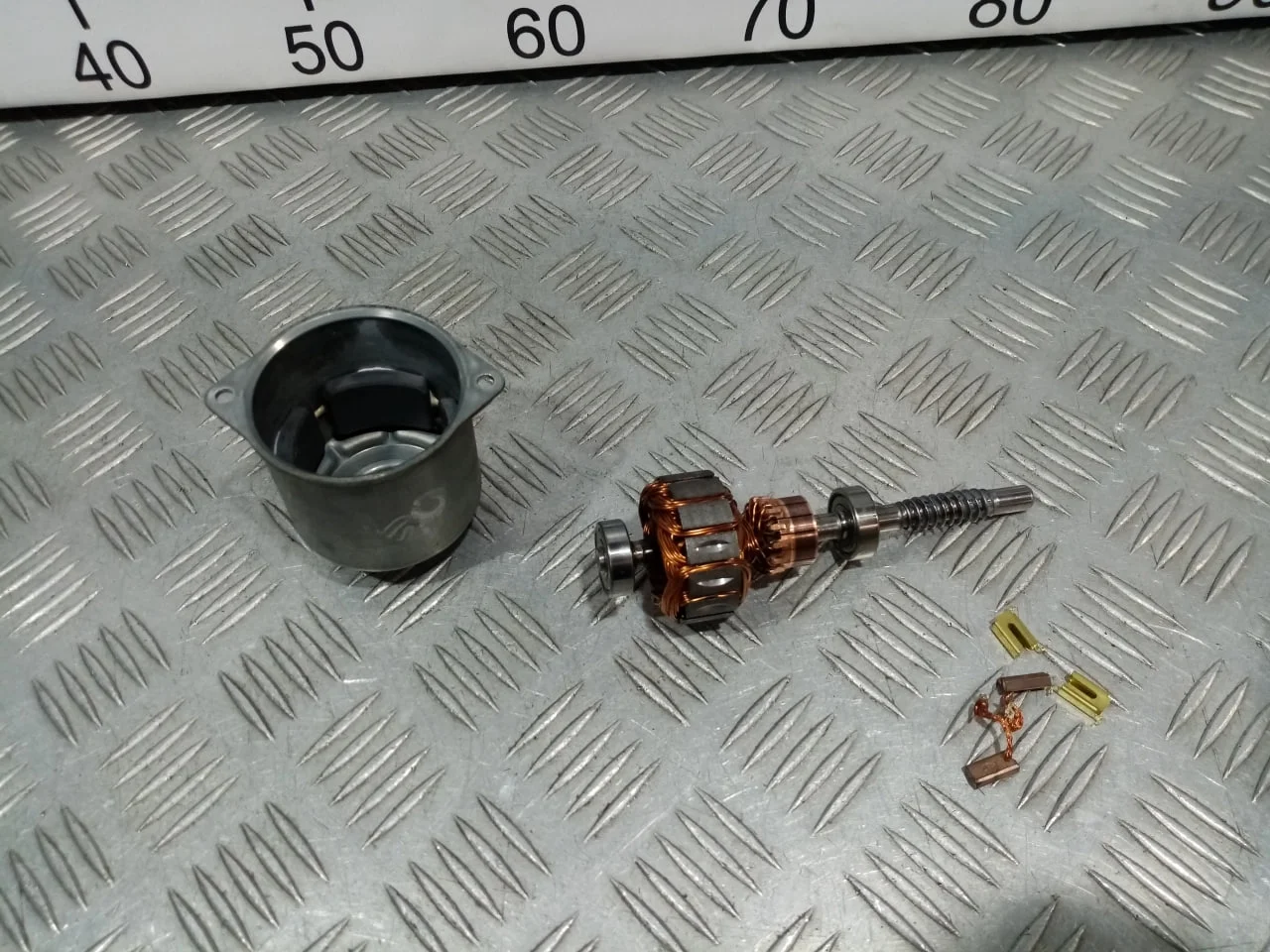 [ЧАСТЬ Б/У] Трапеция стеклоочистителей - (Состояние: 1397225001 , только части электродвигателя - статор , якорь , коллектор , щетки ) [ХОРОШЕЕ] [Код: 00614272 ]