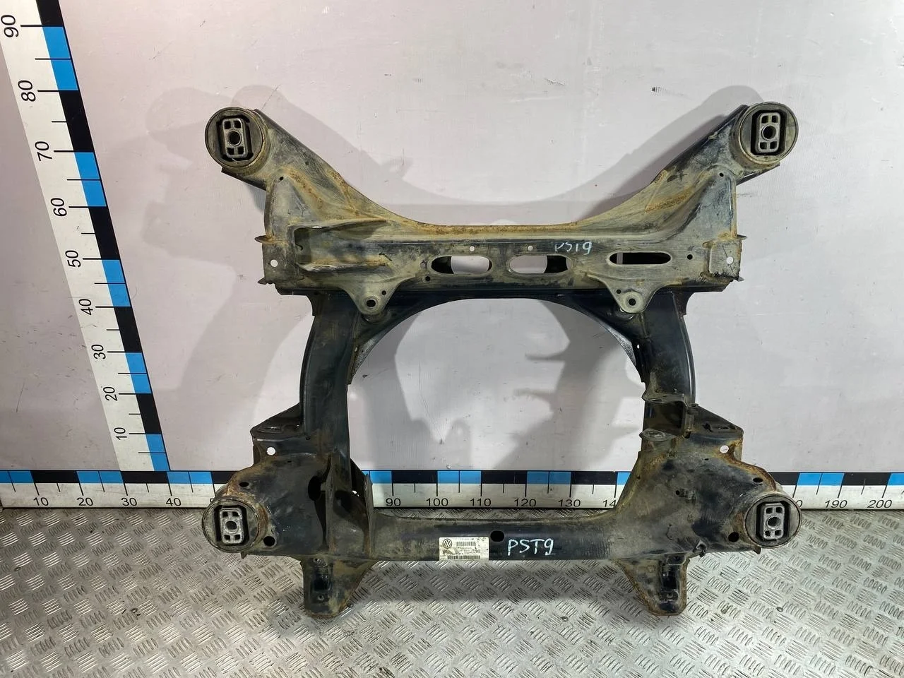 [Б/У] Балка подмоторная CKDA - (Состояние: небольшие примятости снизу , заварен небольшой пропил возле крепления рычага) [ХОРОШЕЕ] [Код: 00611036 ]