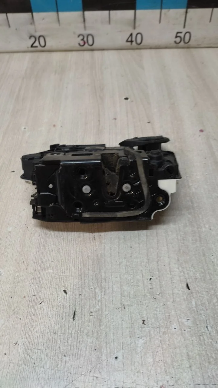 [Б/У] Замок двери задней правой VW [Код: 00613101 ]