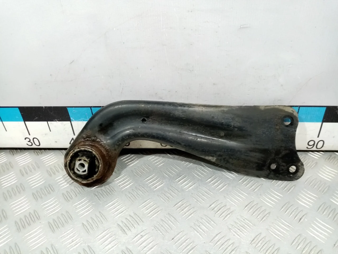 [Б/У] Рычаг задней подвески продольный правый - Сайлентблок под замену [ХОРОШЕЕ] [Код: 00609151 ]