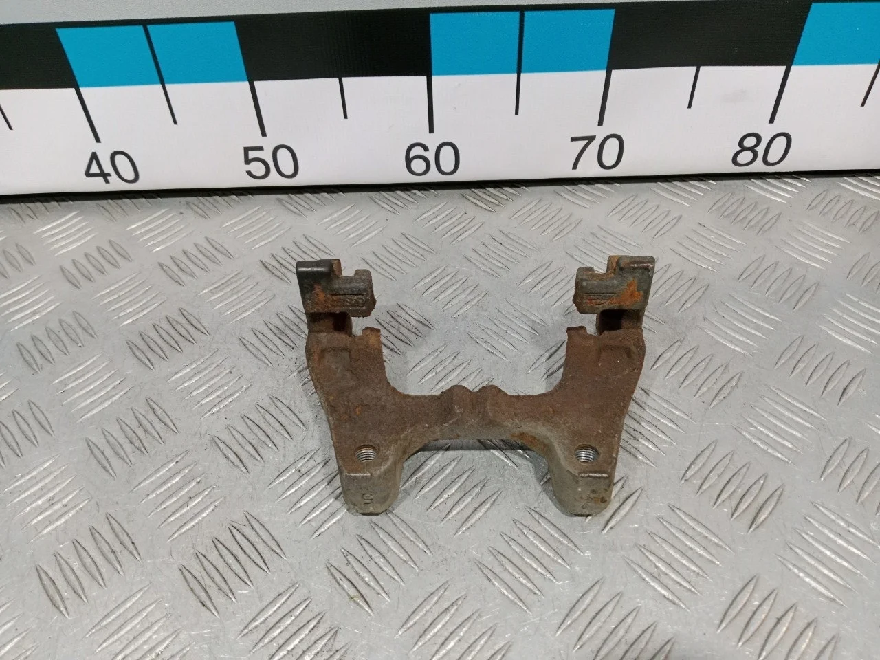 [Б/У] Скоба суппорта заднего [Код: 00612672 ]