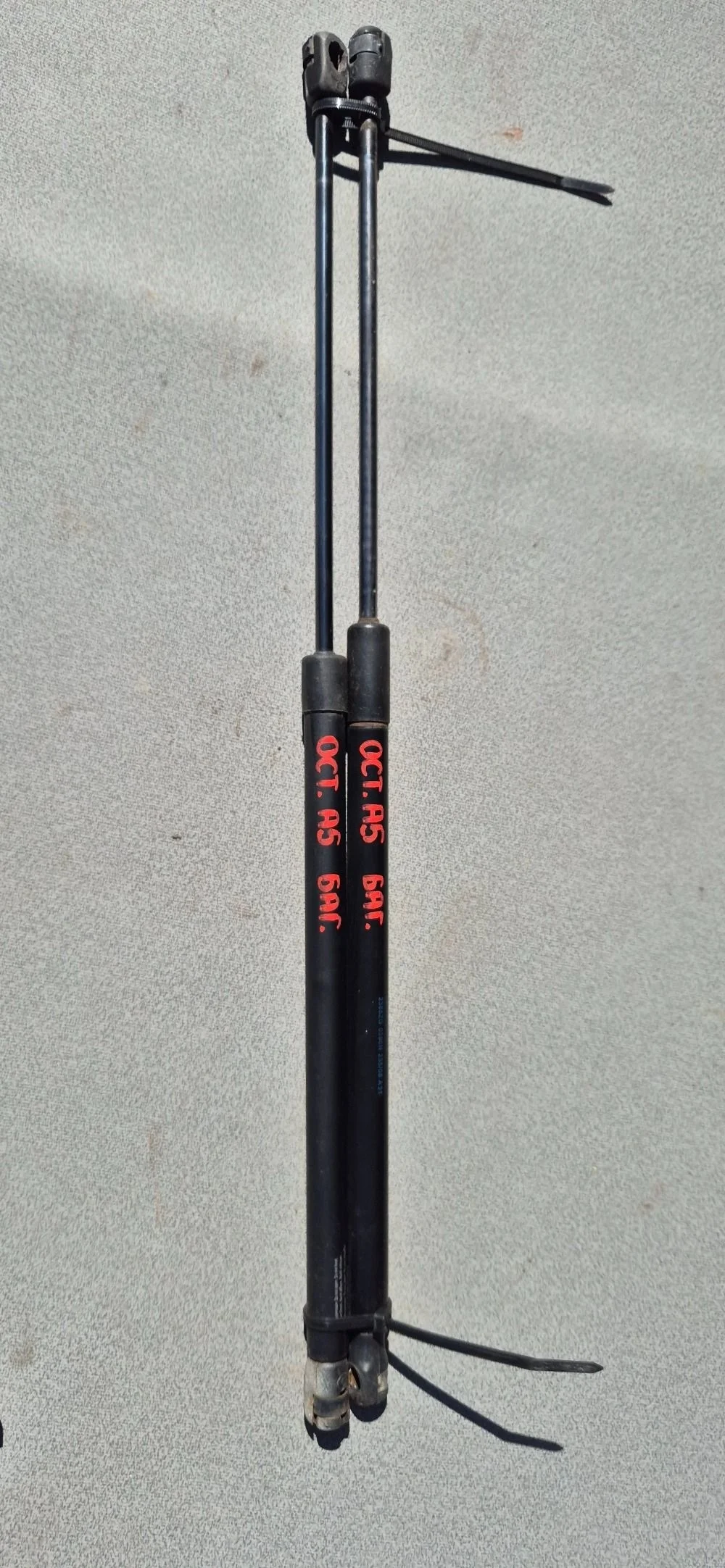 Амортизатор двери багажника для Skoda Octavia A5