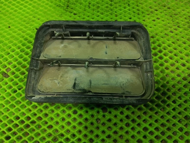 Клапан вентиляции салона правый Лада Ларгус 2018 7700838358 УНИВЕРСАЛ 11189