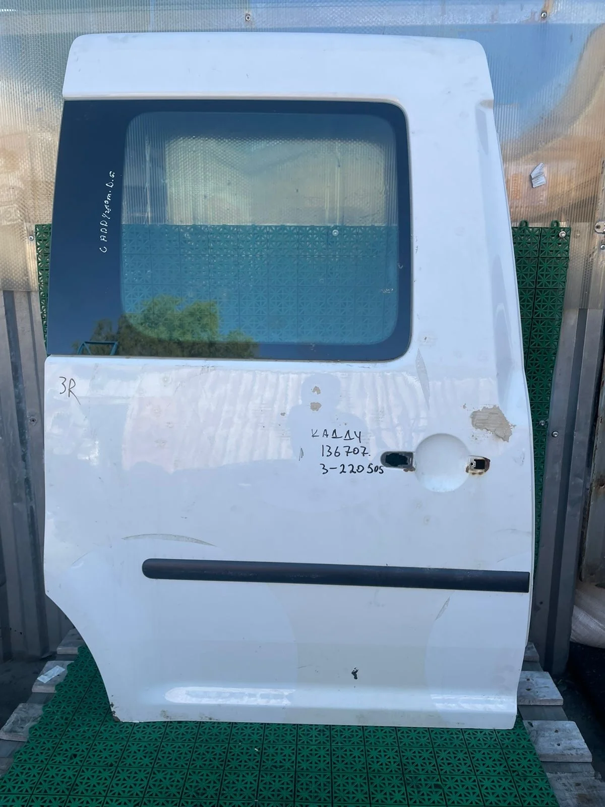 Дверь VOLKSWAGEN CADDY 2004- сдвижная боковая с вырезом под стекло правая белая б/у CADDY(2004-2014)