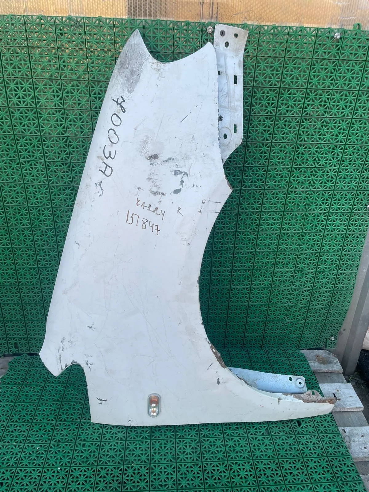 Крыло VOLKSWAGEN CADDY 2004- переднее (с повторителем) правое белое б/у CADDY(2004-2014)