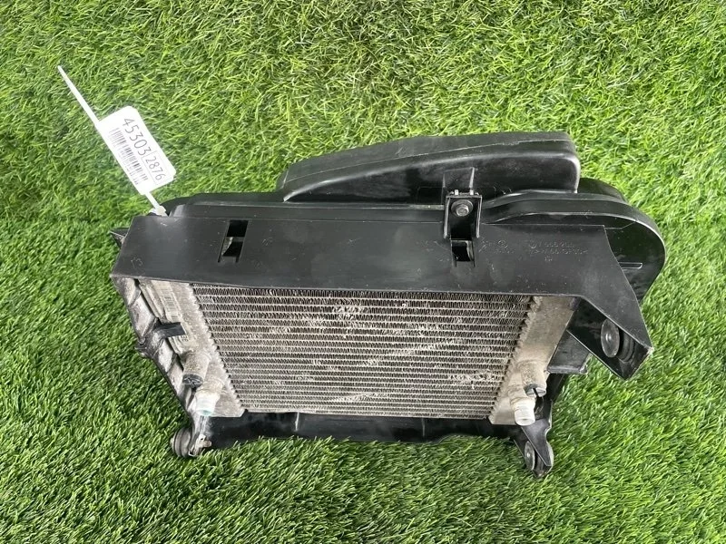 Радиатор масляный BMW X6 M50dX 2013 17117585287 E71 N57D30C, передний левый