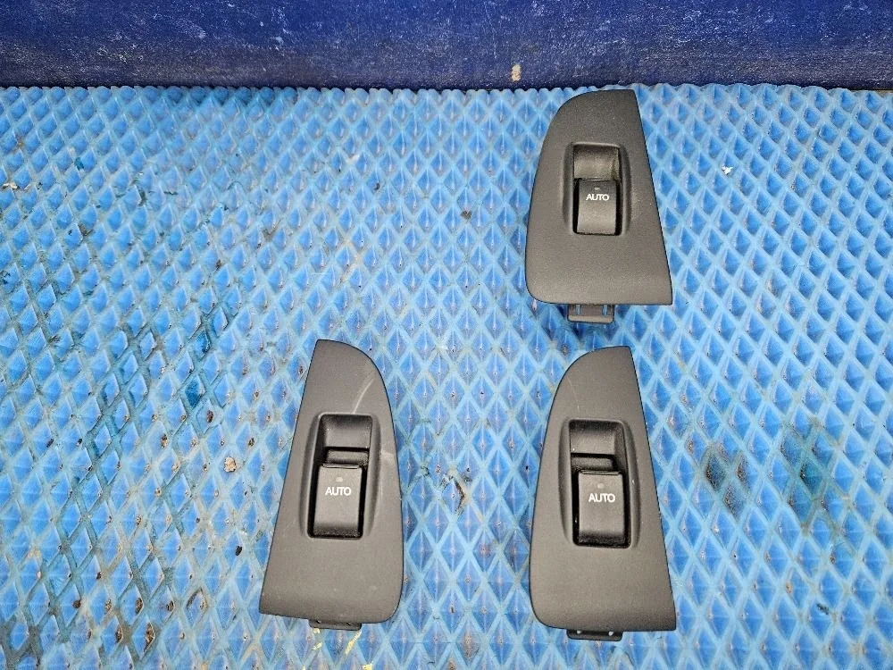 Кнопка стеклоподъемника Toyota Avensis T250 рестайлинг (2006—2009) б.у