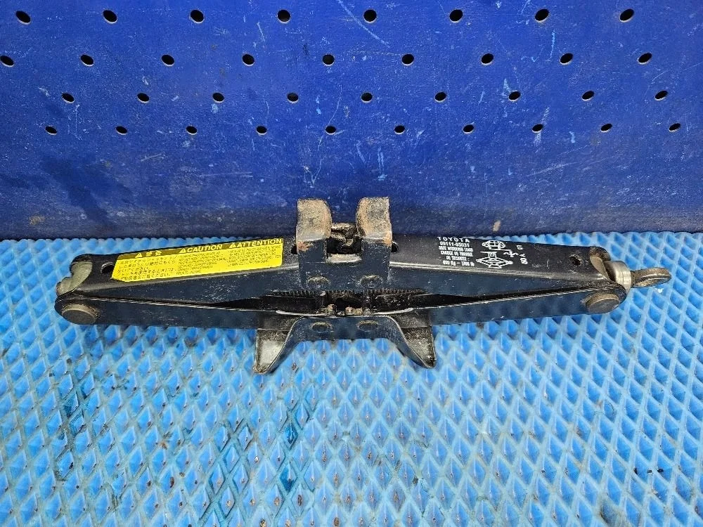 Домкрат Toyota Avensis T250 рестайлинг (2006—2009) Toyota Avensis T250 рестайлинг (2006—2009) T250 T25 09111-05031