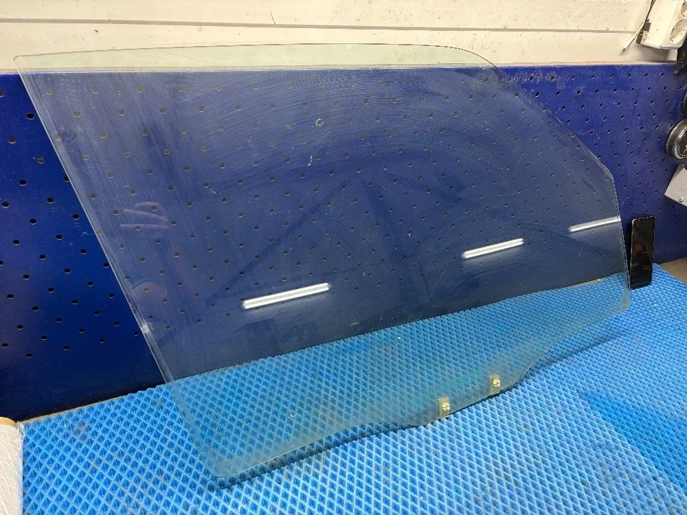 Стекло двери передней правой Mitsubishi Pajero IV (2006—2011) б.у