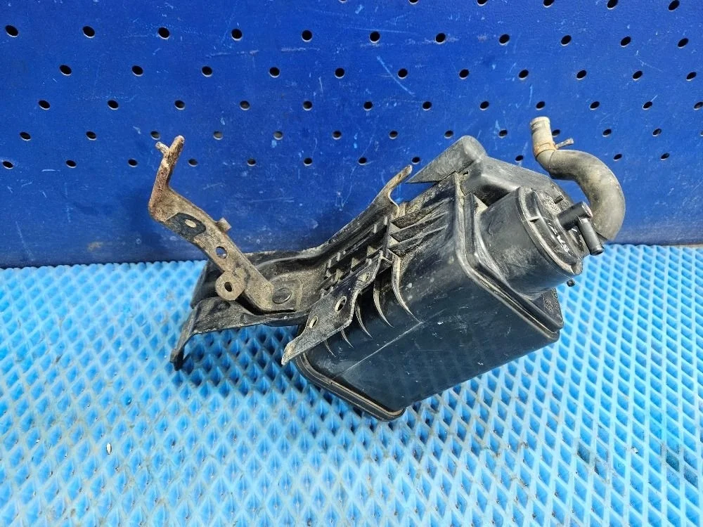 Абсорбер (фильтр угольный) Toyota Avensis T250 рестайлинг (2006—2009) б.у