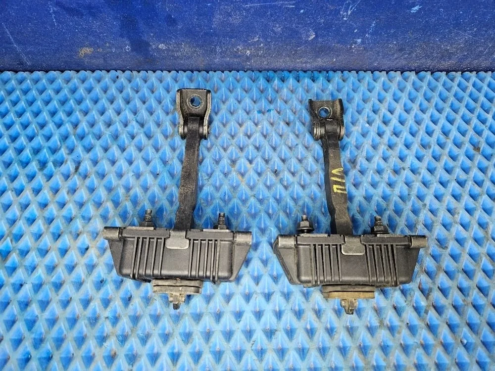 Ограничитель двери Toyota Avensis T250 рестайлинг (2006—2009) б.у