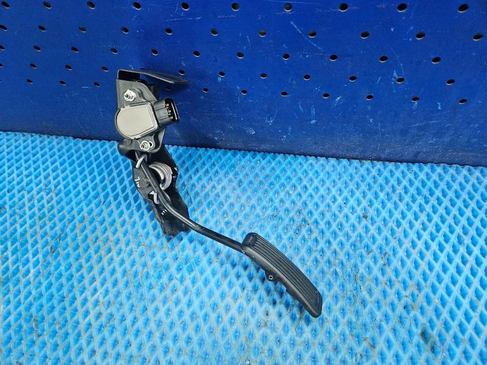 Педаль газа Toyota Avensis T250 рестайлинг (2006—2009) Toyota Avensis T250 рестайлинг (2006—2009) T250 T25 7801013011