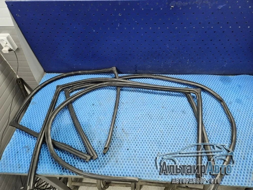 Уплотнитель двери Mitsubishi Pajero IV рестайлинг (2011—2014) Mitsubishi Pajero IV рестайлинг (2011—2014) V98W 5755A095