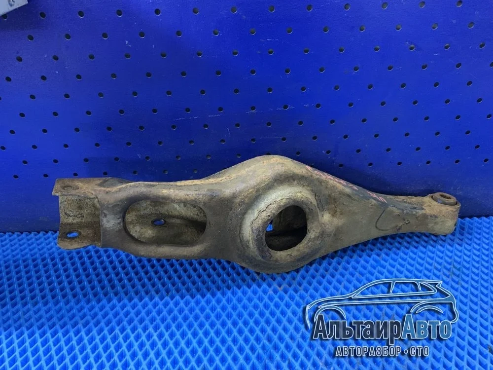 Рычаг задний нижний Mitsubishi Pajero III рестайлинг (2002—2006) б.у