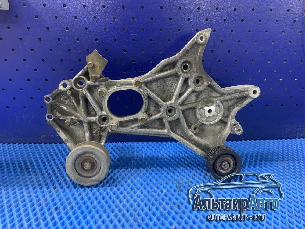 Кронштейн генератора Mitsubishi Pajero III рестайлинг (2002—2006) б.у