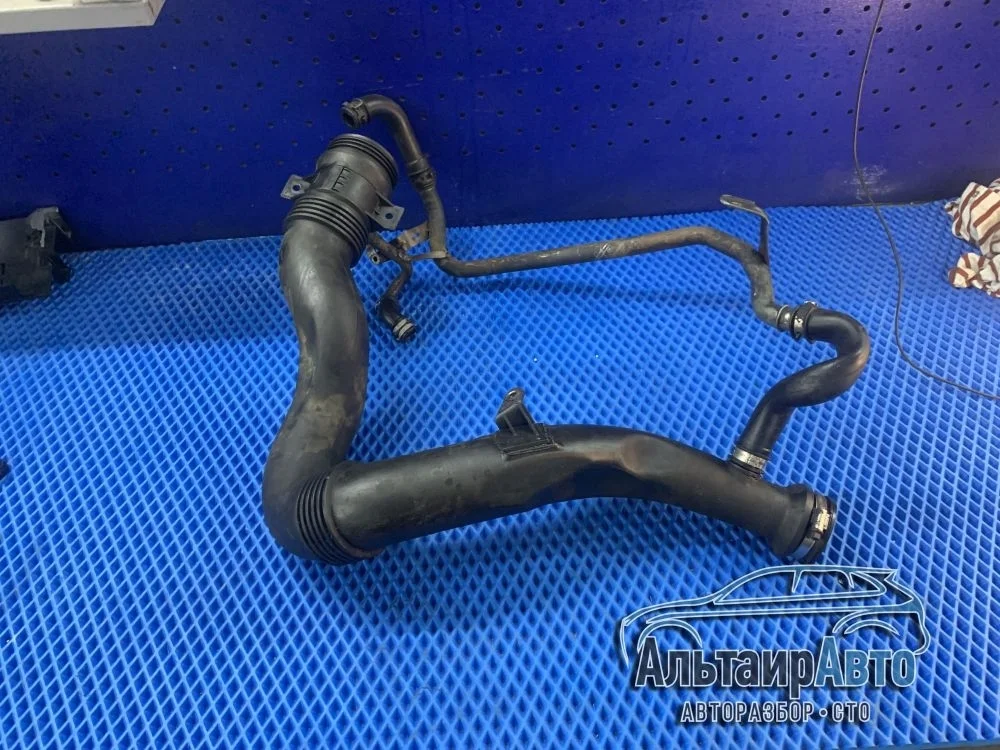 Патрубок интеркулера Land Rover Discovery III (2004—2009) б.у