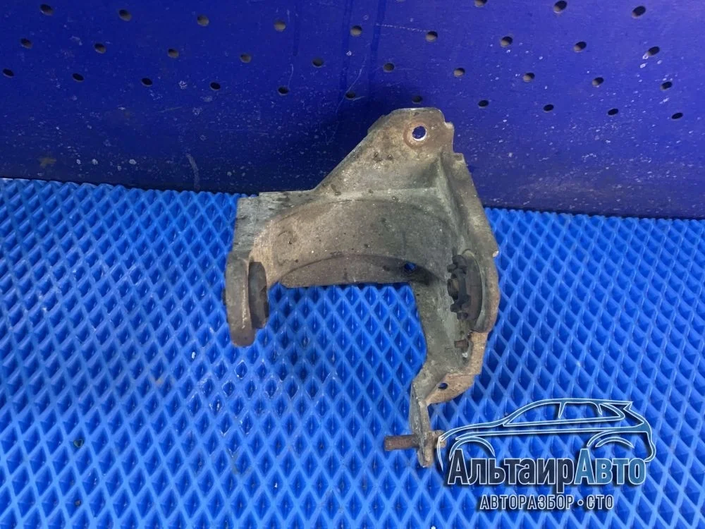 Кронштейн компрессора пневмонии подвески Land Rover Discovery III (2004—2009) б.у