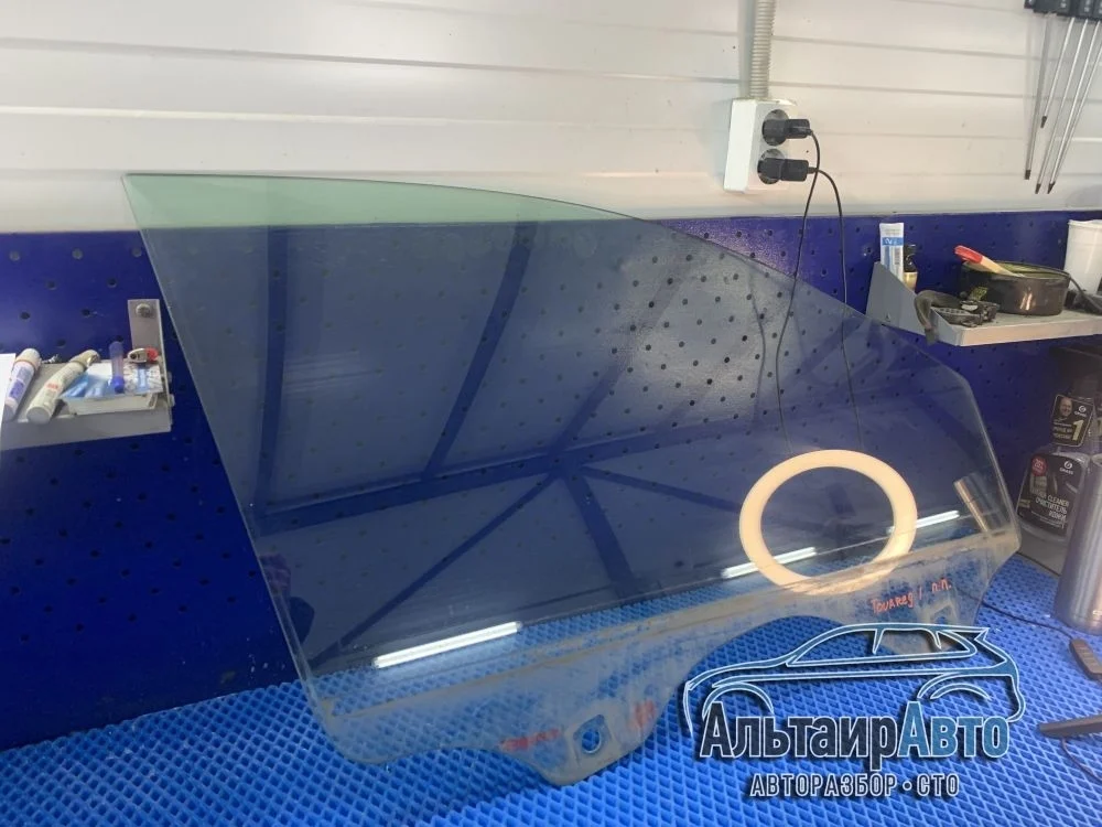 Стекло двери передней правой Land Rover Discovery III (2004—2009)