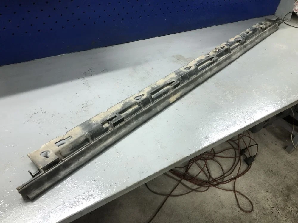 Накладка на порог (наружная) Volkswagen Touareg I (2002—2006) б.у