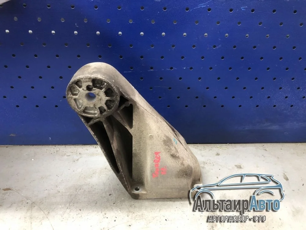Кронштейн двигателя правый Volkswagen Touareg I (2002—2006) б.у