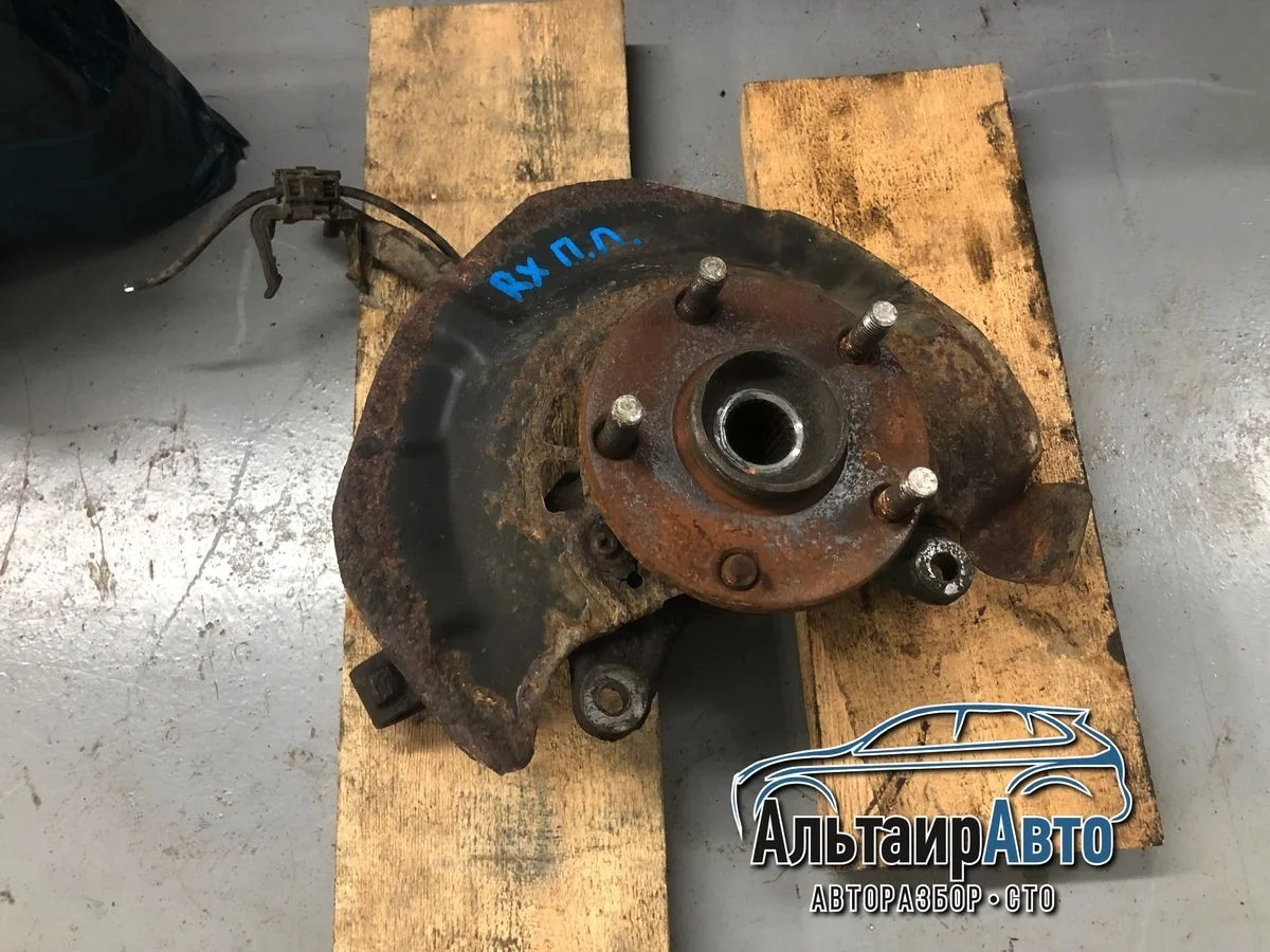 Кулак поворотный передний левый Lexus RX I (1997—2003) б.у