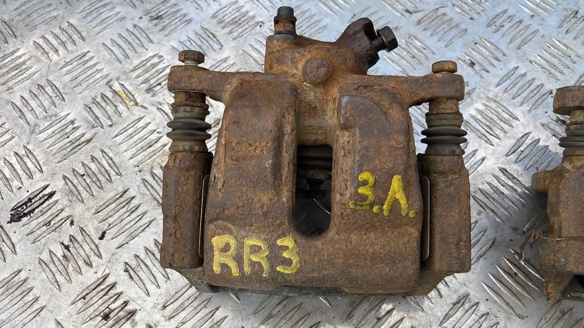 Суппорт тормозной задний Land Rover Range Rover III рестайлинг (2005—2009) Land Rover Range Rover III рестайлинг (2005—2009)  LR010575