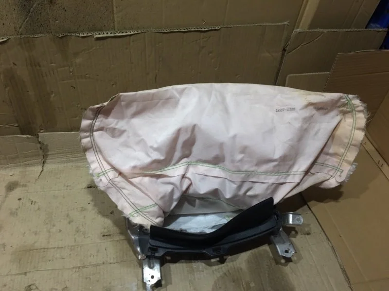 Подушка безопасности нижняя (для колен) Toyota Land Cruiser 200 7390060090C0