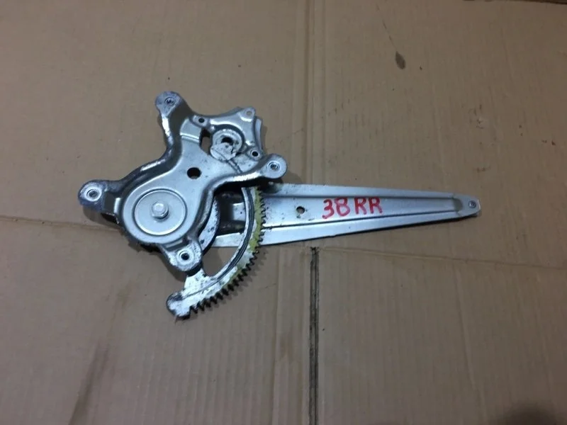 Стеклоподъемник электр. задний правый Toyota Land Cruiser 2011 6980335080 URJ200 1VD-FTV 4.5